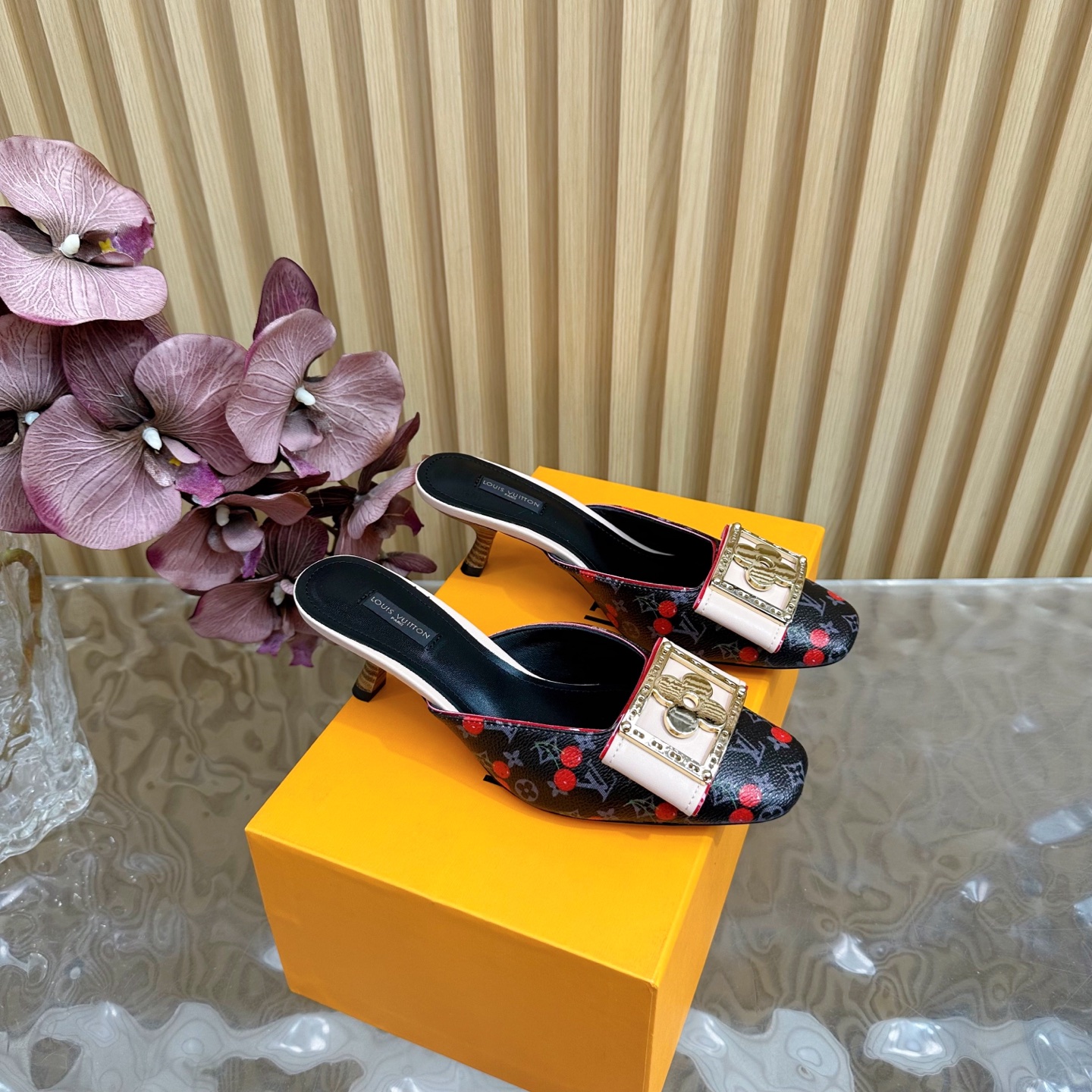 NO:386247,Exclusive new LV donkey brand 2025 early spring new model top version original development Middle Vintage retro literature Velvet bow cat heel sandals The latest model of the counter is the square-toe sandals/single shoes hard products are available for new purchases —————————————————————————— Purchase level!  Full of high-end feeling!  A popular model from domestic and foreign bloggers, retro and fashionable, beautiful!  Official website main model★ Original LV special print of upper, imported goatskin lining, outsole original Italian leather outsole, heel height 6cm, size 35-39 (34, 40, 41, 42 custom-made, no return or exchange), high heels, louis vuitton, louis vuitton, sandals, high heels, slippers, sheepskin, Leather soles19860909独家新款LV 驴牌 2025早春新款 顶级版本 原版开发 中古Vintage复古文艺 丝绒蝴蝶结猫跟凉鞋 专柜主打最新款 方头凉鞋/单鞋硬货上新 ————————————— 代购级别！高级感十足！国内外博主刷爆的一款,复古又时髦上脚美炸了！官网主推款★ 鞋面原版LV特殊印花 内里进口山羊皮里 大底原版意大利真皮大底 跟高6cm 码数35-39（34、40、41、42定制不退换）,高跟鞋拖鞋,louis vuitton,louis vuitton,sandals,high heels,slippers,sheepskin,Leather soles,Women's Shoes