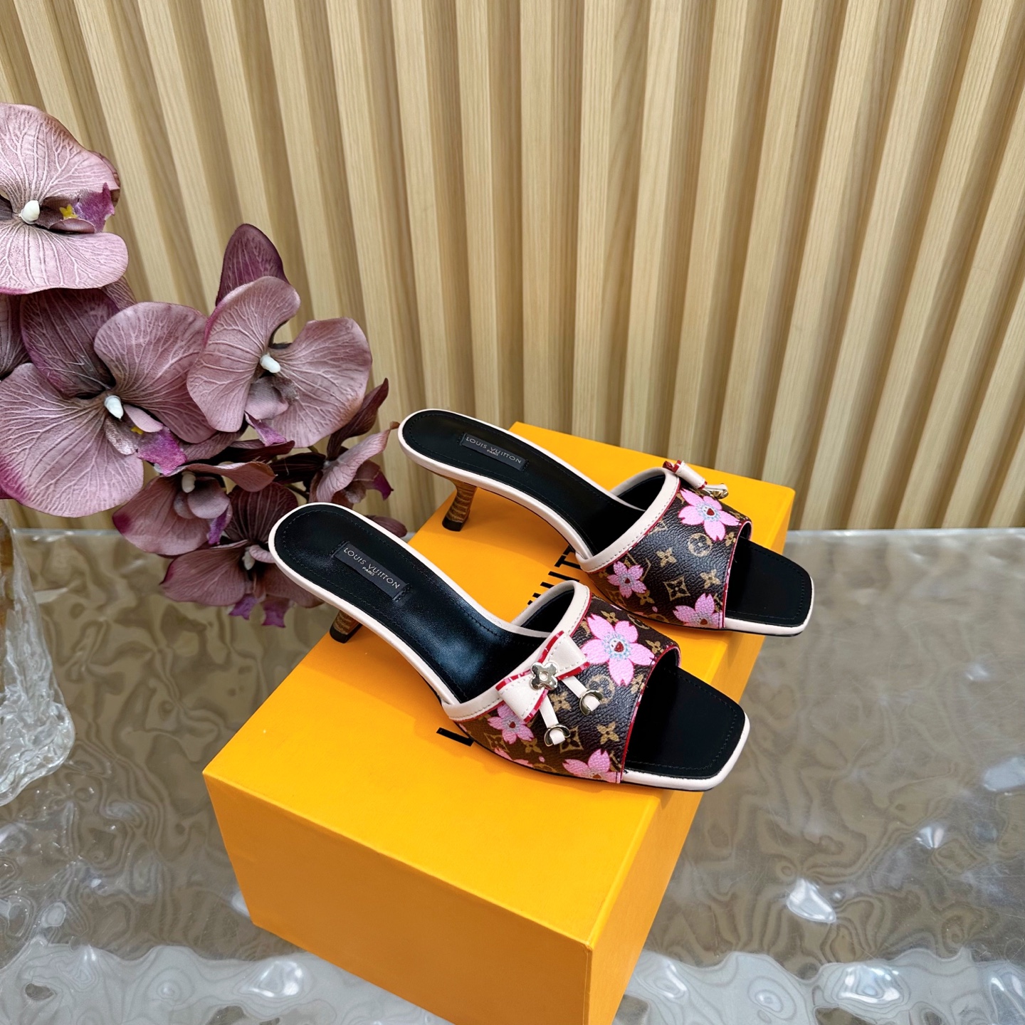 NO:386207,Exclusive new LV donkey brand 2025 early spring new model top version original development Middle Vintage retro literature Velvet bow cat heel sandals The latest model of the counter is the square-toe sandals/single shoes hard products are available for new purchases ———————————————————————— Purchase level!  Full of high-end feeling!  A popular model from domestic and foreign bloggers, retro and fashionable, beautiful!  Official website main model★ Original LV special print of upper, imported goatskin lining, outsole original Italian leather outsole, heel height 6cm, size 35-39 (34, 40, 41, 42 custom-made, no return or exchange), high heels, louis vuitton, louis vuitton, sandals, high heels, slippers, sheepskin, Leather soles19860909独家新款LV 驴牌 2025早春新款 顶级版本 原版开发 中古Vintage复古文艺 丝绒蝴蝶结猫跟凉鞋 专柜主打最新款 方头凉鞋/单鞋硬货上新 ————————————— 代购级别！高级感十足！国内外博主刷爆的一款,复古又时髦上脚美炸了！官网主推款★ 鞋面原版LV特殊印花 内里进口山羊皮里 大底原版意大利真皮大底 跟高6cm 码数35-39（34、40、41、42定制不退换）,高跟鞋拖鞋,louis vuitton,louis vuitton,sandals,high heels,slippers,sheepskin,Leather soles,Women's Shoes