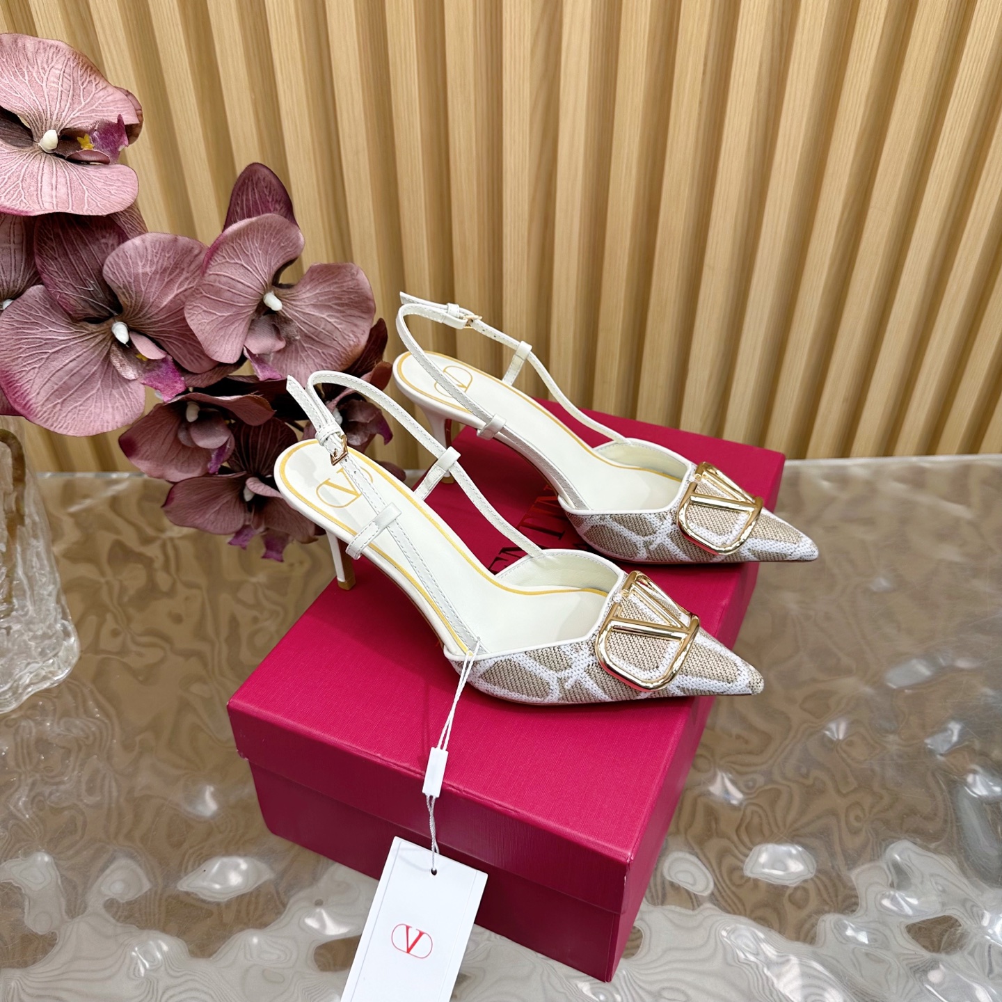 NO:386855,2025 catwalk high-version Valentino high-heeled embroidered fabric sandals single shoes beautiful texture very easy to match, can be worn in any season ———————————— Valentino's series interprets a new fashion charm, continues the super high-heel design, and is favored by well-known overseas bloggers. Tens of millions of fans and bloggers are passionately interpreted and sold at home and abroad. It has been out of stock at home and abroad. The top version candy color matching, each color is beautiful. The upper is original embroidered cloth, imported sheepskin, sole genuine leather outsole, heel height 8cm, packaging full set of original packaging, size 35-42 (40.41.42, no return or replacement), high heels, valentino, valentino, sandals, high heels, sheepskin, Leather soles198609092025走秀款高版本Valentino 高跟刺绣布料凉鞋 单鞋 绝美的质感 非常好搭配,任何季节可穿 ——————————— 华伦天奴此系列演绎全新时尚魅力 延续超高跟设计,深得海外知名博主青睐 千万粉丝博主倾情演绎,畅销海内外 国内已经断货,顶级版本 糖果色配色,每个颜色都是绝美 鞋面原版刺绣布 内里进口羊皮 鞋底真皮大底 跟高8cm 包装全套原版包装 码数35一42码（40.41.42不退不换）,高跟鞋凉鞋,valentino,valentino,sandals,high heels,sheepskin,Leather soles,Women's Shoes