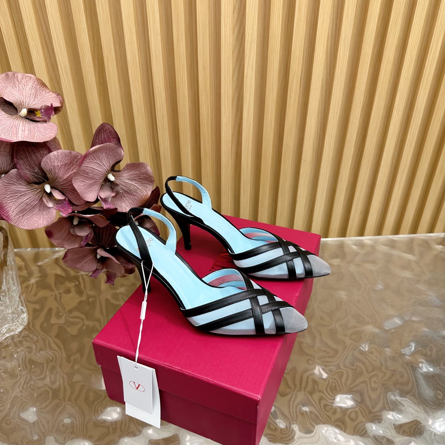 NO:386865,2025 catwalk high-end Valentino fish scale diamond high heels sandals beautiful texture very easy to match, can be worn in any season ————————————— Valentino's series interprets the new fashion charm, continues the super high heel design, and is favored by well-known overseas bloggers. Tens of millions of fans and bloggers are passionately interpreted and sold well at home and abroad. It has been out of stock at home and abroad. The top version candy color matching, each color is beautiful. Upper cowhide mesh yarn imported inside. Sheepskin sole, heel height 8cm. Packaging full set of original packaging. Size 35-41 size (40.41.42, no return or replacement), high heels sandals, valentino, valentino, sandals, high heels, cowhide, sheepskin, Leather soles198609092025走秀款高版本Valentino 鱼鳞钻高跟 凉鞋 绝美的质感 非常好搭配,任何季节可穿 ——————————— 华伦天奴此系列演绎全新时尚魅力 延续超高跟设计,深得海外知名博主青睐 千万粉丝博主倾情演绎,畅销海内外 国内已经断货,顶级版本 糖果色配色,每个颜色都是绝美 鞋面牛皮拼网纱 内里进口羊皮 鞋底真皮大底 跟高8cm 包装全套原版包装 码数35一41码（40.41.42不退不换）,高跟鞋凉鞋,valentino,valentino,sandals,high heels,cowhide,sheepskin,Leather soles,Women's Shoes