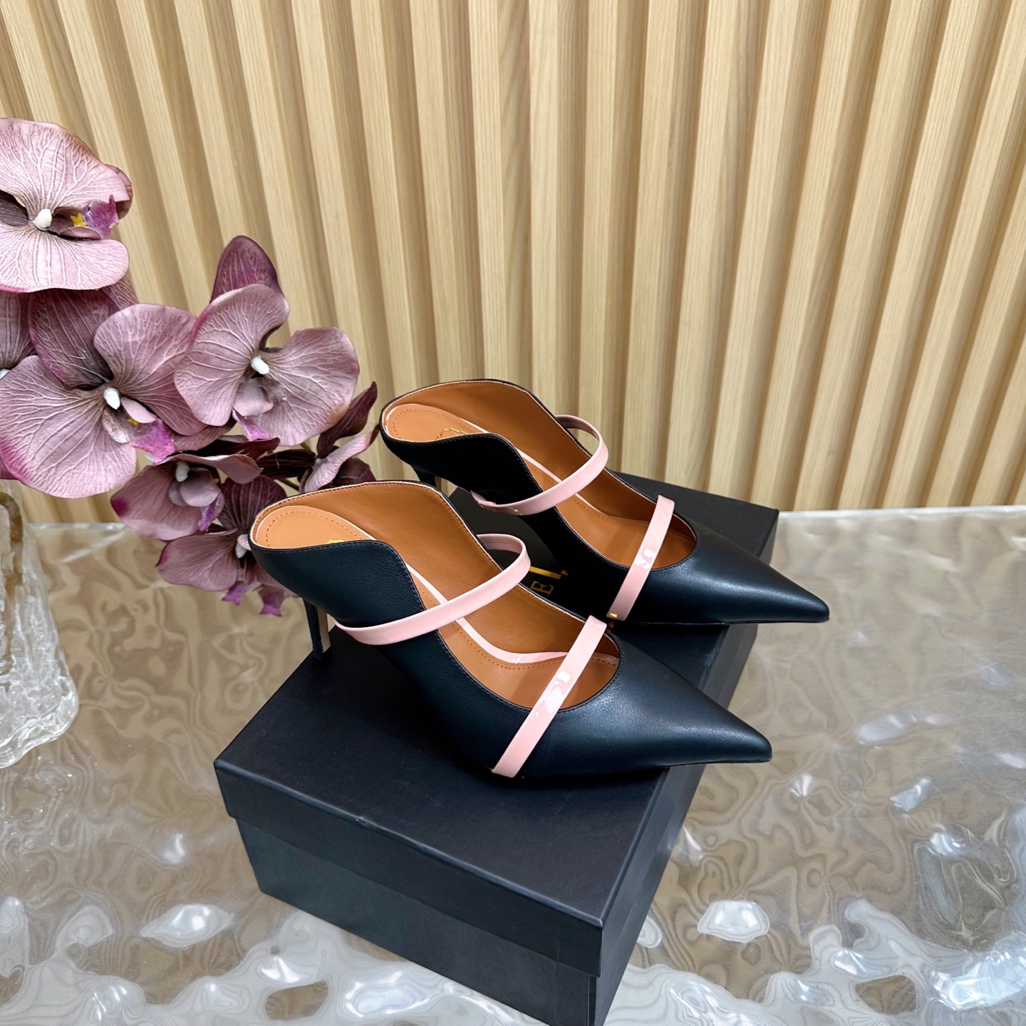 NO:416573,2025 classic reproduction #Malone Souliers#mid-heel semi-tork —————————————— The classic hits are still charming and charming. Through the design of the strap, it is very durable and stylish. I like to achieve a balanced feeling by mixing and matching materials with different touch and geological textures. The upper is imported cowhide, inner sheepskin inner lining, imported genuine leather outsole, heel height 8.5cm, size 35-43 (40, 41, 42, 43 customization, no return or exchange), high heels, high heels, cowhide, sheepskin, Leather soles198609092025经典再现 #Malone Souliers#中跟半拖 ——————————— 经典爆款依然风韵犹存 通过带子的撞面色 设计,非常耐看极具风格 喜欢过通混搭不同触感和地质的材料达到一种平的衡感觉 鞋面采用进口牛皮 内里羊皮内里 大底进口真皮大底 跟高8.5cm 码数35-43（40、41、42、43定制不退换）,高跟鞋,high heels,cowhide,sheepskin,Leather soles,Women's Shoes