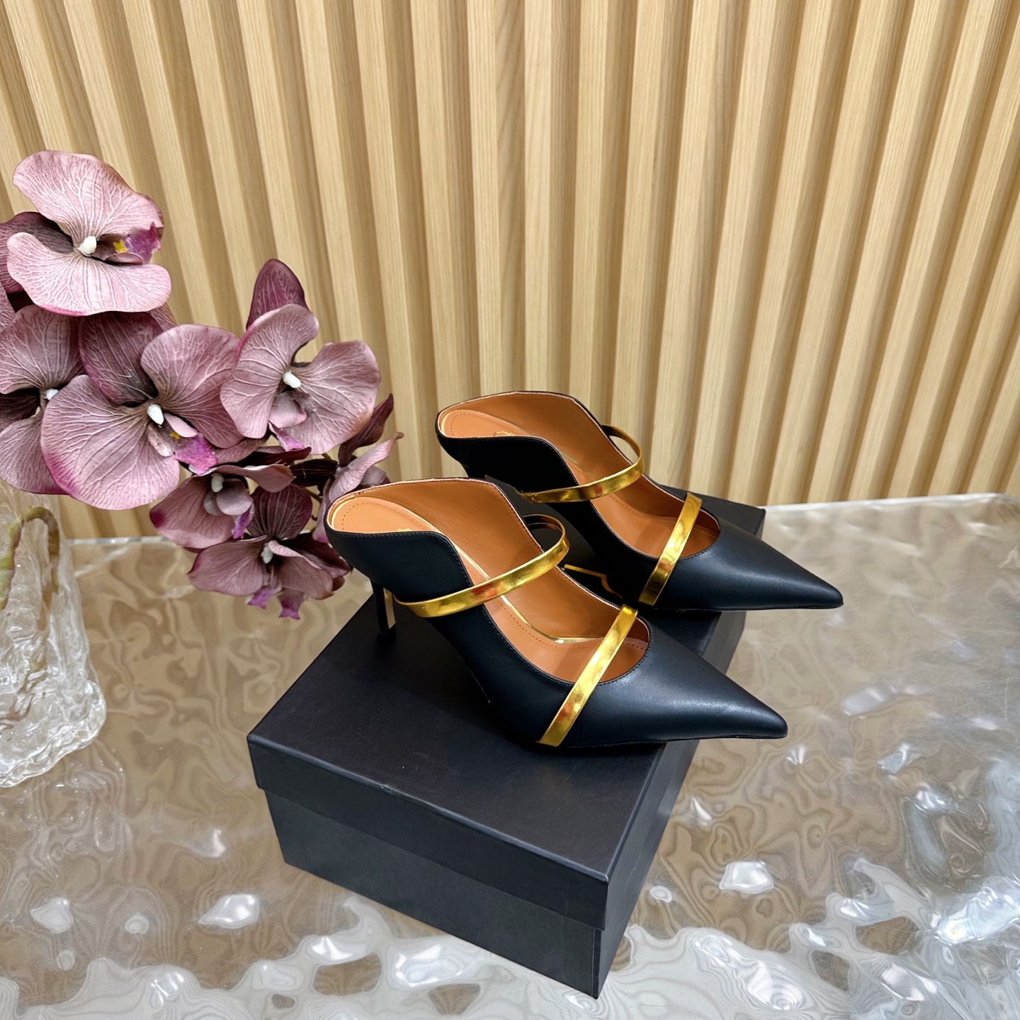 NO:386844,2025 classic reproduction #Malone Souliers#Mid-heel semi-travel ————————————— The classic hits are still charming and charming. Through the design of the strap, it is very durable and stylish. I like to achieve a balanced feeling by mixing and matching materials with different touch and geological textures. The upper is imported cowhide, inner sheepskin inner lining, imported leather outsole, heel height 8.5cm, size 35-43 (40, 41, 42, 43 custom-made, non-return and exchange), semi-travel high heels, high heels, cowhide, sheepskin, Leather soles198609092025经典再现 #Malone Souliers#中跟半拖 ——————————— 经典爆款依然风韵犹存 通过带子的撞面色 设计,非常耐看极具风格 喜欢过通混搭不同触感和地质的材料达到一种平的衡感觉 鞋面采用进口牛皮 内里羊皮内里 大底进口真皮大底 跟高8.5cm 码数35-43（40、41、42、43定制不退换）,半拖高跟鞋,high heels,cowhide,sheepskin,Leather soles,Women's Shoes