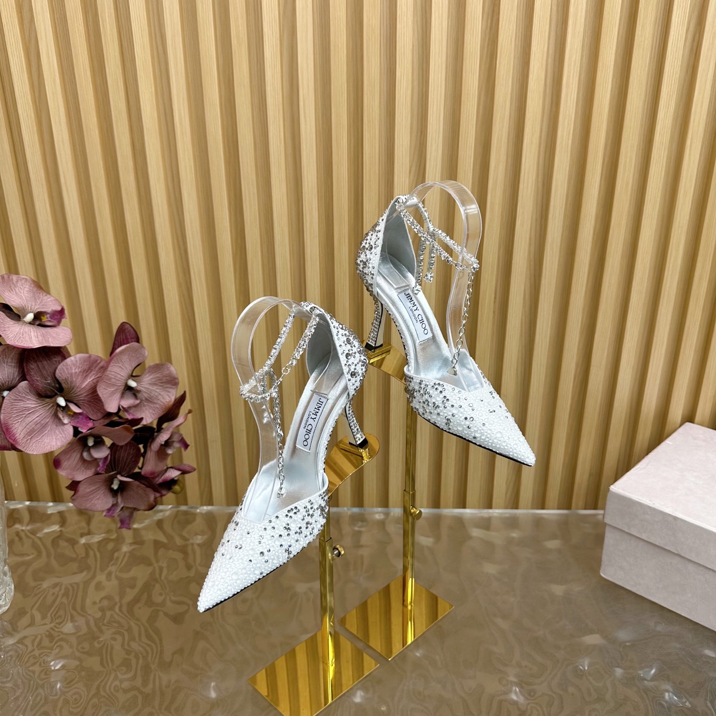 NO:386834,Exclusive new Jimmy Choo/Jimmy Zhou Heavy Industry Diamond-face pointed-toe high-heeled chain high-heeled sandals ——————————————— Super crystal shoes, so beautiful that they can't take their eyes off. The shoe shape is very delicate and will not be too narrow and long. The interior space is very sufficient to allow the toes to relax enough. The rhinestone outlines the charming curve on the instep. It is simply beautiful. It surrounds the fairy spirit at 360 degrees, gorgeous and not exaggerated!  !  The fabric is made of imported drilled surface. The inside tiptoe is imported sheepskin. Customized A-grade Italian* injection molded leather sole. Heel height 9cm Size35-39 (customized by 40/41/42), high heels sandals, jimmy choo, jimmy choo, sandals, high heels, sheepskin19860909独家新款 Jimmy Choo/吉米周重工钻面尖头高跟链条高跟凉鞋 ————————————— 超绝的水晶鞋 美到移不开视线 鞋型做的非常秀气 不会过分窄长 内部空间很足 让脚趾能足够的放松 水钻在脚背勾勒迷人的弧度 简直美爆了 360度环绕仙气感 华丽又不浮夸！！ 面料采用进口钻面 内里踮脚均为进口羊皮 定制A级意大利*注塑真皮底  跟高9cm Size35-39（40/41/42定制）,高跟鞋凉鞋,jimmy choo,jimmy choo,sandals,high heels,sheepskin,Women's Shoes