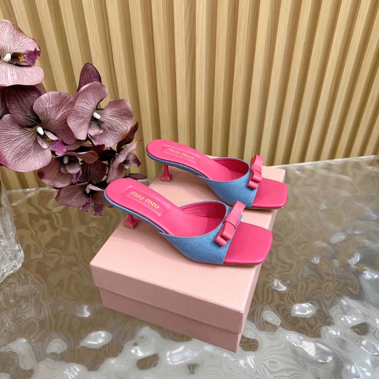 NO:390656,Miao Miao New bow girl slippers series new miumiu ————————————— ★★★★★★ The latest show style of Paris Fashion Week, a new series of opening and openings that coexist with comfort and fashion, pointy toe and round toe designs with different styles, original custom cowhide cowhide cowhide cowhide cowhide cowhide cowhide cowhide cowhide cowhide cowhide cowhide cowhide cowhide cowhide shell size: 35-39 (customized for 40 and 41, no return or exchange) Delivery luxury latest counter full set of packaging, high heels, slippers, cowhide, sheepskin, Leather soles19860909缪 缪 新款蝴蝶结少女拖鞋 系列上新miumiu ——————————— ★★★★★ 巴黎时装周最新走秀款,舒适度与时髦度并存的开挂全新系列,尖头与圆头设计搭配不同风格需求 鞋面原版定制牛皮  内里: 原版定制羊皮内里,牛皮垫脚 大底原版真皮大底 鞋码: 35-39（40、41定制不退换） 配送豪华最新专柜全套包装,高跟鞋拖鞋,miumiu,high heels,slippers,cowhide,sheepskin,Leather soles,Women's Shoes