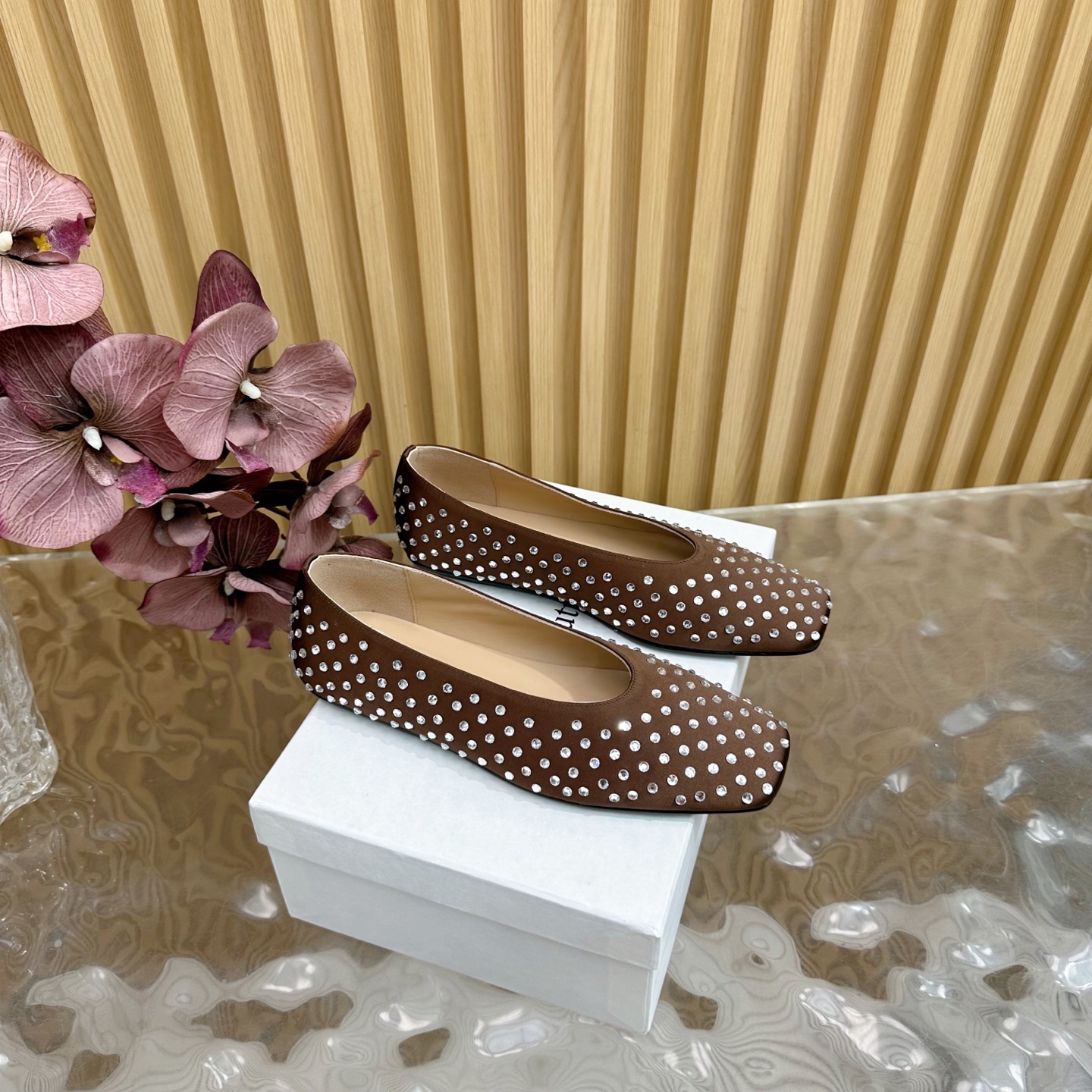 NO:390645,2025 summer new model, super girly style Magda Butr 25ss new rhinestone square-toe flat-sole single shoes —————————————————————————————————————————————————————————————————————————————————————————————————————————————————————————————————————————————————————————————————————————————————————————————————————————————————————————————————————————————————————————————————————————————————————————————————————————————————————————————————————————————————————————————————————————————————————————————————————————————————————————————————————————————————————————————————————————————————————————198609092025夏季新款 超少女风Magda Butr 25ss新品水钻方头平底单鞋 ————————————— 第一眼看上就被种草了 满满的法式复古风 上脚也很时髦 而且百搭 日常通勤 休闲聚会场合都能穿. 面料采用原版定制材质 内里垫脚均为羊皮  意大利进口真皮大底 码数35-39（40/41定制）,单鞋,sheepskin,Leather soles,Women's Shoes