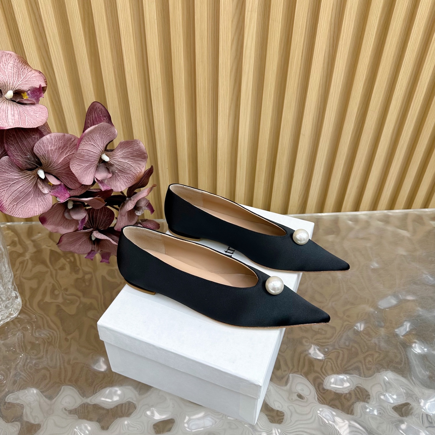 NO:390639,2025 summer new Magda Butr 25ss new pearl pointed shoes ——————————————————————————————— I believe that all girls can't stand the temptation of pearls. This model has an intellectual and elegant temperament. It is very young woman on the feet. It is a beautiful visual enjoyment from any angle. No matter what angle you look at it, it is a combination of nobility, exquisiteness, temperament and gorgeousness. The upper is made of original custom material. The inner foot pad is water-dyed sheepskin. Italian imported cowhide. Size 35-39 (customized by 40/41), single shoes, cowhide, sheepskin198609092025夏季新款Magda Butr 25ss新品珍珠尖头单鞋 ———————————— 我相信所有女孩们都受不了珍珠诱惑吧 这款自带知性优雅气质 上脚非常小女人 无论从哪个角度看都是一种美的视觉享受 高贵、精致、气质、华美集于一身 鞋面采用原版定制材质 内里垫脚是水染羊皮 意大利进口牛皮大底 码数35-39（40/41定制）,单鞋,cowhide,sheepskin,Women's Shoes