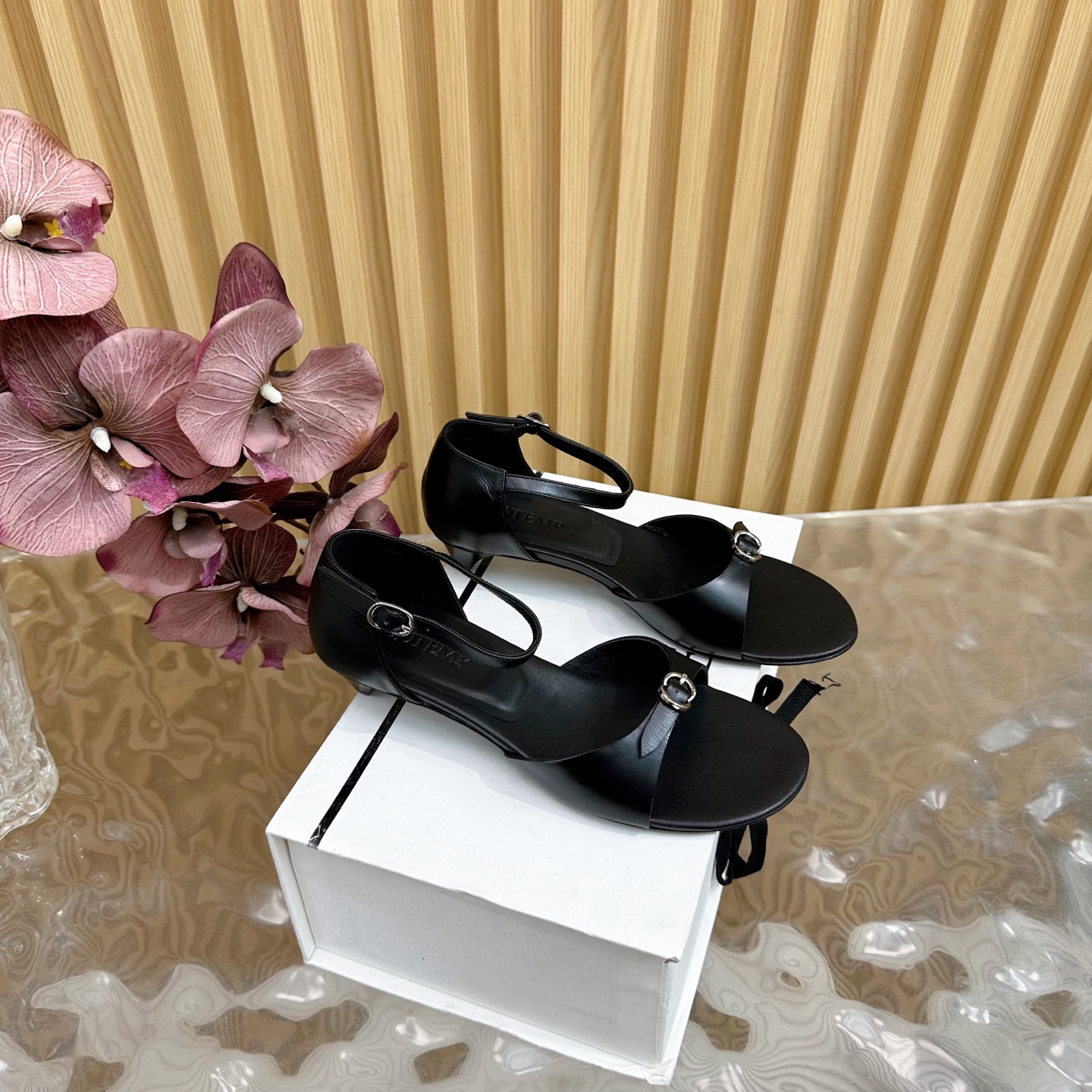 NO:390625,Cotem*25ss Spring and Summer New British Style Sandals Series ——————————————— Continue the eternal classical and comfortable, the unique narrow round toe shoe shape injects more exquisite considerations into the neutral tone of the shoe body, portraying a more vivid and unrestrained artist image. The iconic metal bark buckle is located at the toe, cleverly combining classical thoughts and brand ingenuity. The upper is original custom cowhide, inner sheepskin, outsole leather outsole Size: 35-41 (40.41 custom made without return), sandals, sandals, cowhide, sheepskin, Leather soles19860909Cotem*25ss春夏新品英伦风凉鞋系列 —————————— 延续恒久的古典与舒适,独特的细窄圆头鞋型为鞋体的中性基调注入更多精致考量 刻画一个更鲜活的、不拘小节的艺术家形象,标志性的金属巴克提扣位于鞋头处,巧妙融合古典思绪与品牌巧思. 鞋面原版定制牛皮 内里羊皮 大底真皮大底 码数:35-41（40.41订做不退换）,凉鞋,sandals,cowhide,sheepskin,Leather soles,Women's Shoes