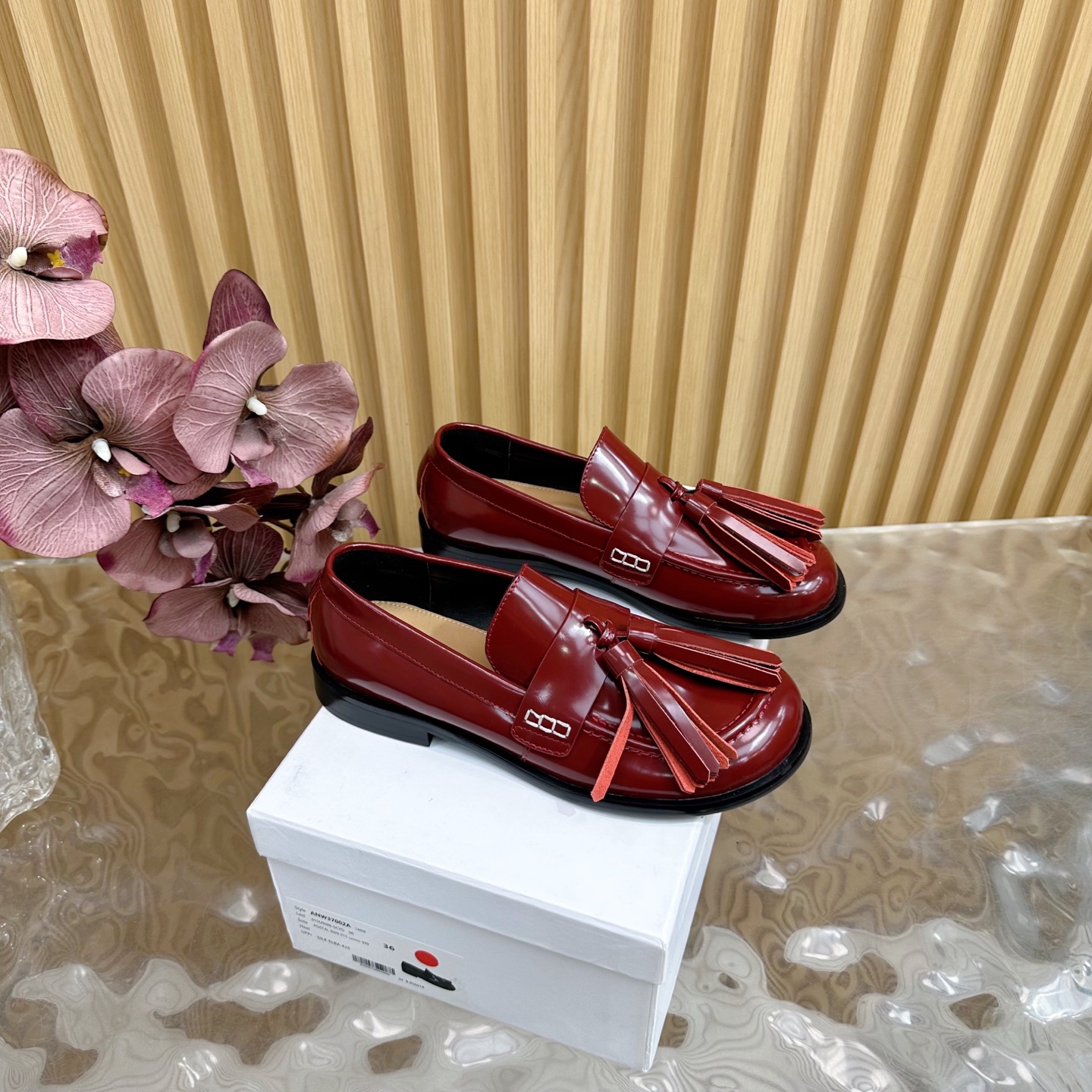 NO:390609,High-quality Jwanderson 25 spring and summer latest catwalk tassel loafer shoes —————————————————————————————————— No strong feeling of contrasting colors, but still eye-catching!  The upper piping method is super strong stitching, smooth lines, natural angle curves, clean and neat!  The round toe paired with tassels is cute!  The cute design can be matched all year round, and it is quite practical. It can also be matched with socks and looks great in winter!  There are many fashion bloggers in Ins, and all the celebrities and fashion bloggers are wearing them. They just stomp them out and put them on their feet, which is simply too convenient!  The upper is made of original imported calf open beads, inner foot pads, water dyed sheepskin, original molded rubber outsole, size: 35-40 (40 custom made without return) with original packaging, single shoes, loafers, sheepskin, socks19860909高品质Jwanderson25春夏最新走秀款流苏乐福鞋单鞋 ———————————— 没有撞色的强烈感,但依旧吸睛！鞋面滚边做法,超结实针脚,线条流畅转角弧度自然,干净利落！ 圆圆的鞋头搭配流苏可可爱爱的！呆萌的设计,一年四季都可以搭配,实用性还蛮好,也可以搭配袜子冬天穿也很好看！ Ins超多时尚博主穿搭师范, 明星潮人时尚博主都在穿,一脚蹬出门上脚随便一套,简直不要太方便！ 鞋面采用原版进口小牛开边珠 内里垫脚水染羊皮 原版开模橡胶大底 码数:35-40（40定做不退换） 配原版包装,单鞋,loafers,sheepskin,socks,Women's Shoes