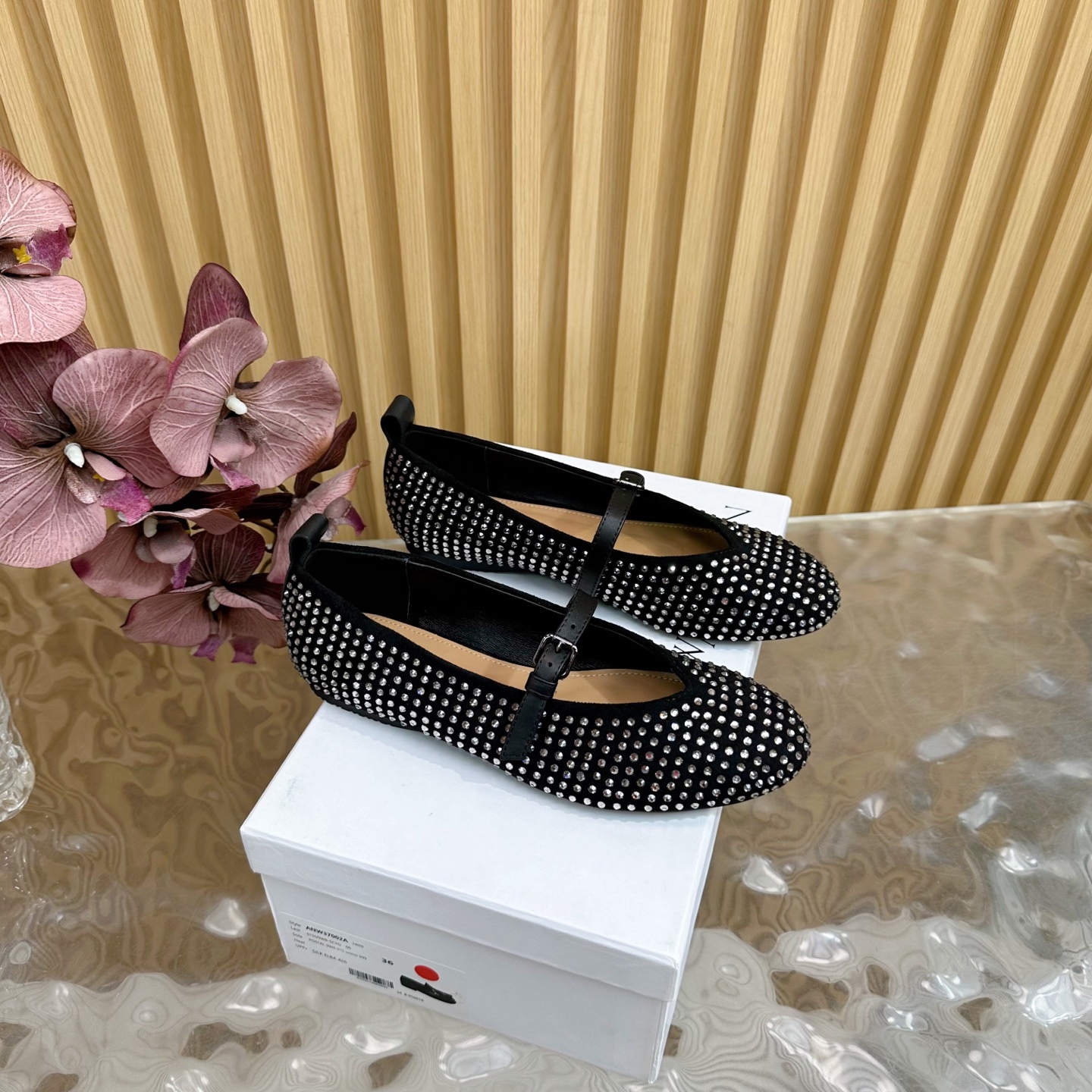 NO:390616,High-quality Jwanderson 25 Spring and Summer Latest Hot Mary Jane Single Shoes ——————————————————————————— No strong feeling of contrasting colors, but still eye-catching!  The upper piping method is super strong stitching, smooth lines, natural angle curves, clean and neat!  The round toe paired with tassels is cute!  The cute design can be matched all year round, and it is quite practical. It can also be matched with socks and looks great in winter!  There are many fashion bloggers in Ins, and all the celebrities and fashion bloggers are wearing them. They just stomp them out and put them on their feet, which is simply too convenient!  The upper uses original Yangjing hot diamonds, inner foot pads, water-dyed sheepskin, original molded rubber sole, size: 35-40 (40 custom made without return and exchange) with original packaging, single shoes, mary jane, sheepskin, sheep, socks19860909高品质Jwanderson25春夏最新烫钻玛丽珍单鞋 ———————————— 没有撞色的强烈感,但依旧吸睛！鞋面滚边做法,超结实针脚,线条流畅转角弧度自然,干净利落！ 圆圆的鞋头搭配流苏可可爱爱的！呆萌的设计,一年四季都可以搭配,实用性还蛮好,也可以搭配袜子冬天穿也很好看！ Ins超多时尚博主穿搭师范, 明星潮人时尚博主都在穿,一脚蹬出门上脚随便一套,简直不要太方便！ 鞋面采用原版羊京烫钻 内里垫脚水染羊皮 原版开模橡胶大底 码数: 35-40（40定做不退换） 配原版包装,单鞋,mary jane,sheepskin,sheep,socks,Women's Shoes