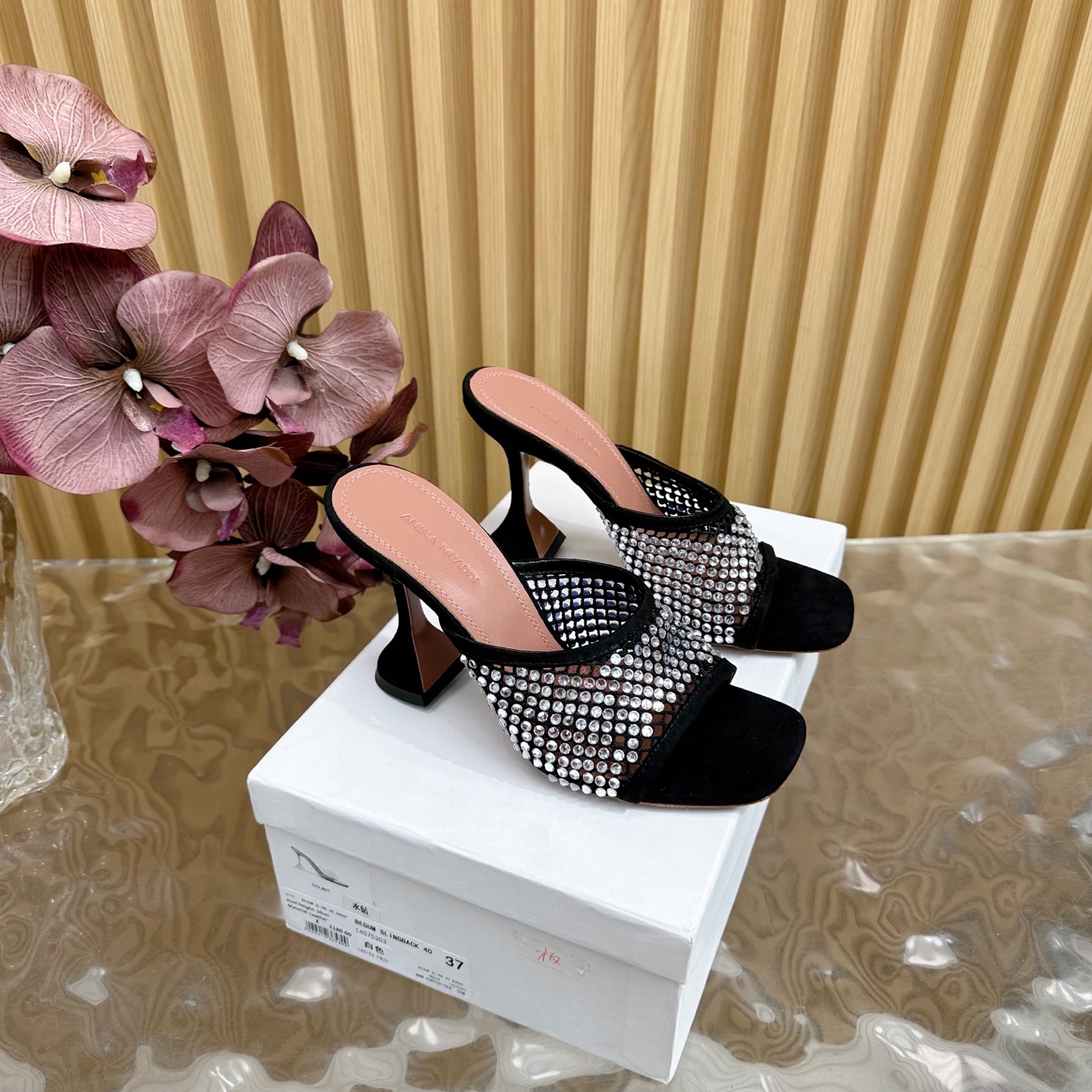 NO:390594,Our top version Cinderella's mesh semi-drag —————————— It doesn't matter if there is no prince!  Every girl is already happy enough to have a pair of Cinderella’s crystal shoes~ No man, she wants beautiful shoes!  Designed in France, exquisite high heels made in Italy, the toes will not be exposed too much, it is a pair of high heels with temperament!  It is a must-have collection!  Fabric mesh ironing diamond inner lining. imported sheepskin lining, large sole injection molded leather sole, heel height 9CM Size35-42 (40.41.42 custom made without return), high heels, slippers, high heels, slippers, sheepskin, Leather soles19860909我们顶级版本 灰姑娘烫钻网面半拖 ——————————— 没有王子不要紧！每个女生只要拥有一双灰姑娘的水晶鞋就已经够幸福~ 不用男人,要美鞋！法国设计,意大利制造的精致高跟鞋,脚趾不会外露太多,是一双很有气质的高跟鞋！是必收藏款！ 面料网面烫钻 内里.垫脚进口羊皮里 大底注塑真皮大底 跟高9CM Size35-42（40.41.42定做不退换）,高跟鞋拖鞋,high heels,slippers,sheepskin,Leather soles,Women's Shoes