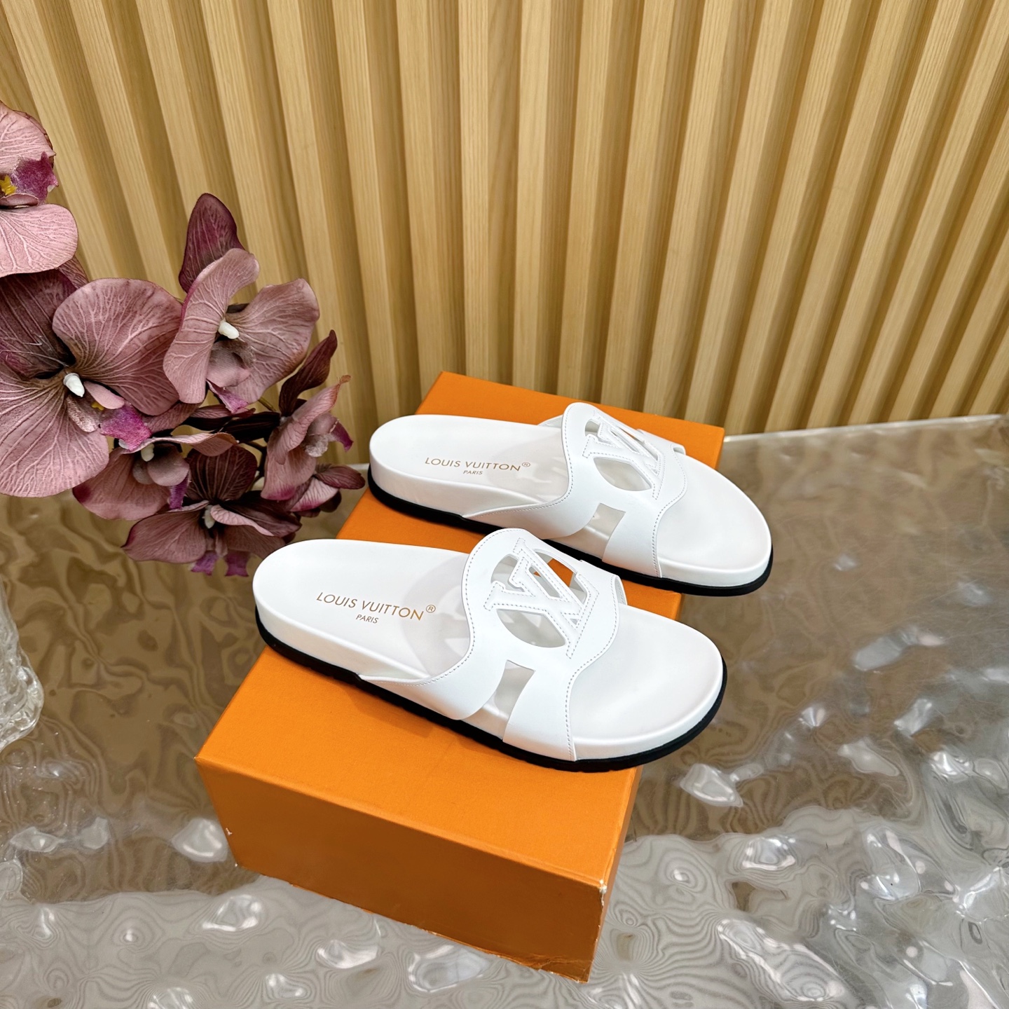 NO:391333,LV spring and summer new products, counter LV donkey brand hot products, embossed logo, embossed sandals. This model Pool Pillow Comfort flat sandals are made of technical fabrics, reinterpreted with high-frequency imprinting technology. Monogram pattern. Soft padded uppers are paired with adjustable Velcro, and comfortable and tough insoles add harmonious colors. Hard goods are new. —————————————————————————————————————————————————————————————————————————————————————————————————————————————————————————————————————————————————————  Full of high-end feeling!  A popular model from domestic and foreign bloggers, retro and fashionable, beautiful!  Official website main model, upper cowhide, inner lining: imported mixed-bred sheepskin, outsole original sole, shoe size: women's size 35-40 (customized for 40.41.42), slippers, louis vuitton, louis vuitton, slippers, cowhide, sheepskin19860909LV 春夏新品 专柜LV驴牌爆款 浮雕logo 压花 凉拖鞋 本款 Pool Pillow Comfort 平底凉拖取材科技织物,以高频压印技术重绎 Monogram 图案.柔软加垫鞋面搭配可调节魔术贴,舒适韧性鞋垫再添和谐色彩 硬货上新 ————————光面铆钉 代购级别！高级感十足！国内外博主刷爆的一款,复古又时髦上脚美炸了！官网主推款 鞋面牛皮  内里: 进口混种羊皮 大底原版底 鞋码: 女码 35-40（40.41.42定制）,拖鞋,louis vuitton,louis vuitton,slippers,cowhide,sheepskin,Women's Shoes