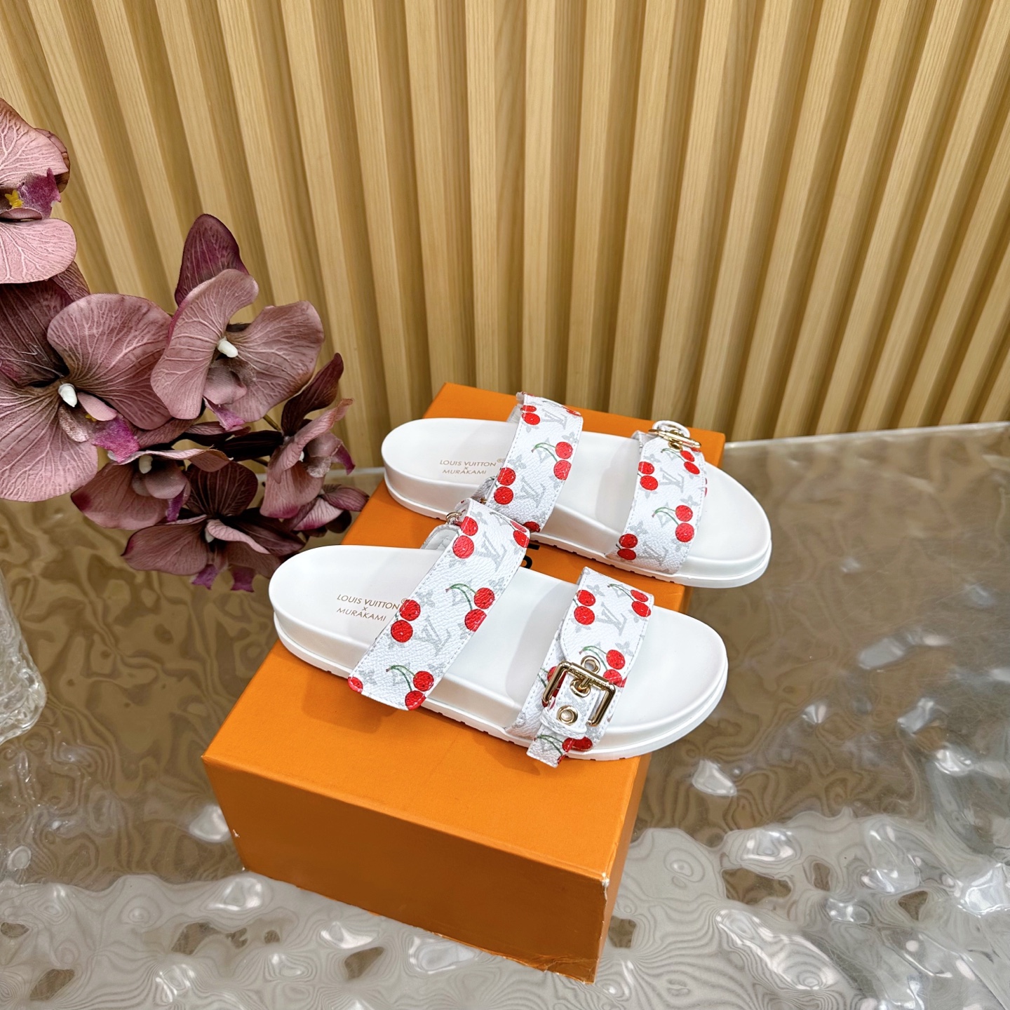 NO:391321,LV 2025 spring and summer new products, counter LV donkey brand hot products, embossed logo, embossed sandals. This model Pool Pillow Comfort flat sandals are made of technical fabrics, reinterpreted with high-frequency imprinting technology. Monogram pattern. Soft padded uppers are paired with adjustable Velcro, and comfortable and tough insoles add harmonious colors. Hard goods are new ——————————————— Purchase level!  Full of high-end feeling!  A popular model from domestic and foreign bloggers, retro and fashionable, beautiful!  Official website main model, embossed cowhide upper, inner lining: imported mixed-bred sheepskin, outsole original sole, shoe size: women's size 35-40 (customized for 40.41.42), sandals, louis vuitton, louis vuitton, sandals, slippers, cowhide, sheepskin19860909LV 2025春夏新品 专柜LV驴牌爆款 浮雕logo 压花 凉拖鞋 本款 Pool Pillow Comfort 平底凉拖取材科技织物,以高频压印技术重绎 Monogram 图案.柔软加垫鞋面搭配可调节魔术贴,舒适韧性鞋垫再添和谐色彩 硬货上新 ——————————— 代购级别！高级感十足！国内外博主刷爆的一款,复古又时髦上脚美炸了！官网主推款 鞋面压花牛皮  内里: 进口混种羊皮 大底原版底 鞋码: 女码 35-40（40.41.42定制）,凉鞋,louis vuitton,louis vuitton,sandals,slippers,cowhide,sheepskin,Women's Shoes