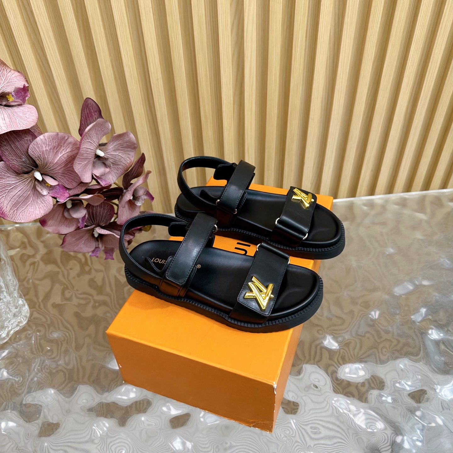 NO:391327,LV 2025 spring and summer new products, counter LV donkey brand hot products, embossed logo, embossed sandals. This model Pool Pillow Comfort flat sandals are made of technical fabrics, reinterpreted with high-frequency imprinting technology. Monogram pattern. Soft padded uppers are paired with adjustable Velcro, and comfortable and tough insoles add harmonious colors. Hard goods are new ——————————————— Purchase level!  Full of high-end feeling!  A popular model from domestic and foreign bloggers, retro and fashionable, beautiful!  Official website main model, lychee pattern cowhide upper, inner lining: imported mixed-bred sheepskin, outsole original sole, shoe size: women's size 35-40 (customized for 40.41.42), sandals, louis vuitton, louis vuitton, sandals, slippers, cowhide, sheepskin19860909LV 2025春夏新品 专柜LV驴牌爆款 浮雕logo 压花 凉拖鞋 本款 Pool Pillow Comfort 平底凉拖取材科技织物,以高频压印技术重绎 Monogram 图案.柔软加垫鞋面搭配可调节魔术贴,舒适韧性鞋垫再添和谐色彩 硬货上新 ——————————— 代购级别！高级感十足！国内外博主刷爆的一款,复古又时髦上脚美炸了！官网主推款 鞋面荔枝纹牛皮  内里: 进口混种羊皮 大底原版底 鞋码: 女码 35-40（40.41.42定制）,凉鞋,louis vuitton,louis vuitton,sandals,slippers,cowhide,sheepskin,Women's Shoes