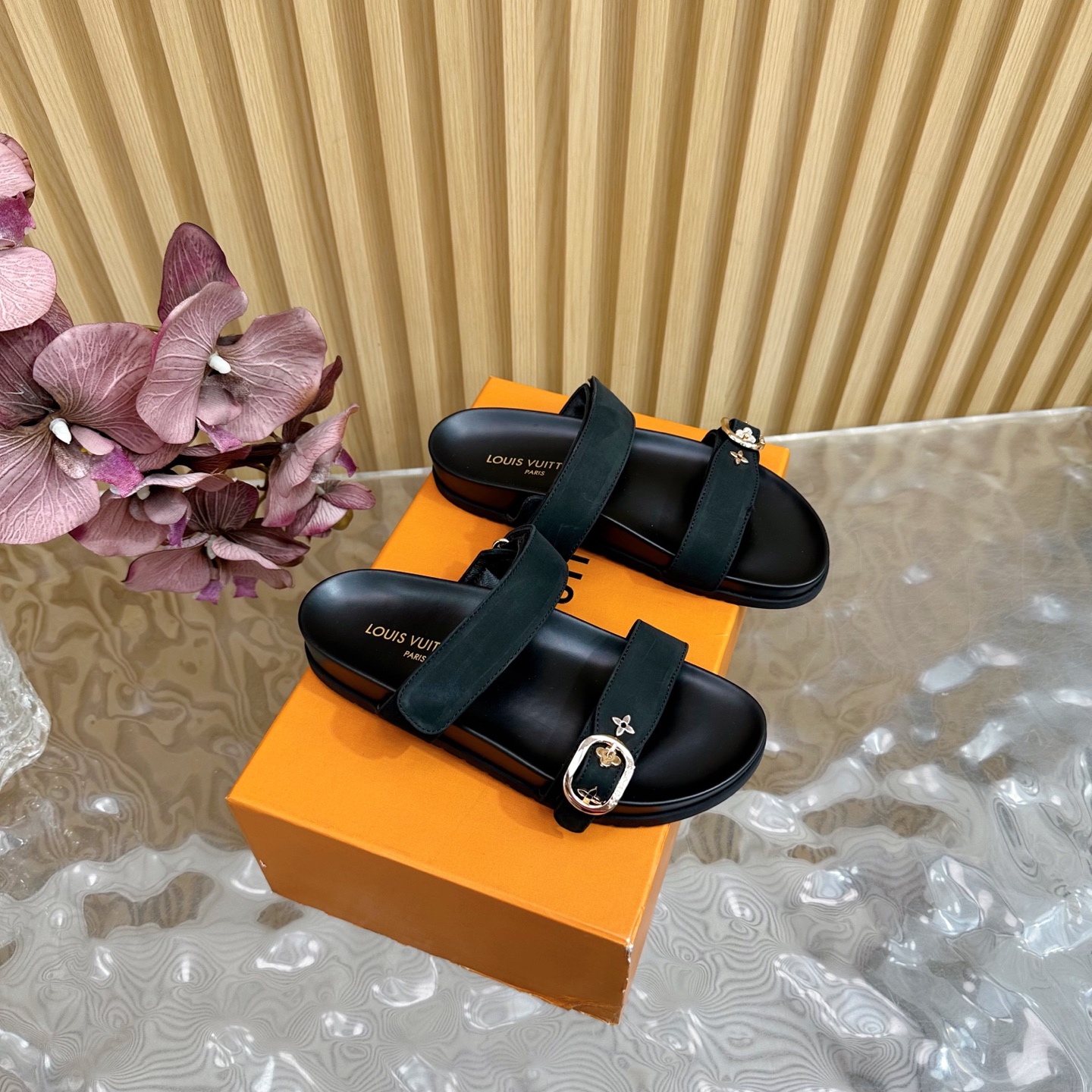 NO:391350,LV 2025 spring and summer new products, counter LV donkey brand hot products, embossed logo, embossed sandals. This model Pool Pillow Comfort flat sandals are made of technological fabrics, reinterpreted with high-frequency imprinting technology. Monogram pattern. Soft padded uppers are paired with adjustable Velcro, and comfortable and tough insoles add harmonious colors. Hard goods are new —————————————— Purchase level!  Full of high-end feeling!  A popular model from domestic and foreign bloggers, retro and fashionable, beautiful!  Official website main model, upper matte leather, inner lining: imported mixed-bred sheepskin, outsole original sole, shoe size: women's size 35-40 (customized for 40.41.42), slippers, louis vuitton, louis vuitton, slippers, sheepskin19860909LV 2025春夏新品 专柜LV驴牌爆款 浮雕logo 压花 凉拖鞋 本款 Pool Pillow Comfort 平底凉拖取材科技织物,以高频压印技术重绎 Monogram 图案.柔软加垫鞋面搭配可调节魔术贴,舒适韧性鞋垫再添和谐色彩 硬货上新 ——————————— 代购级别！高级感十足！国内外博主刷爆的一款,复古又时髦上脚美炸了！官网主推款 鞋面磨砂皮  内里: 进口混种羊皮 大底原版底 鞋码: 女码 35-40（40.41.42定制）,拖鞋,louis vuitton,louis vuitton,slippers,sheepskin,Women's Shoes