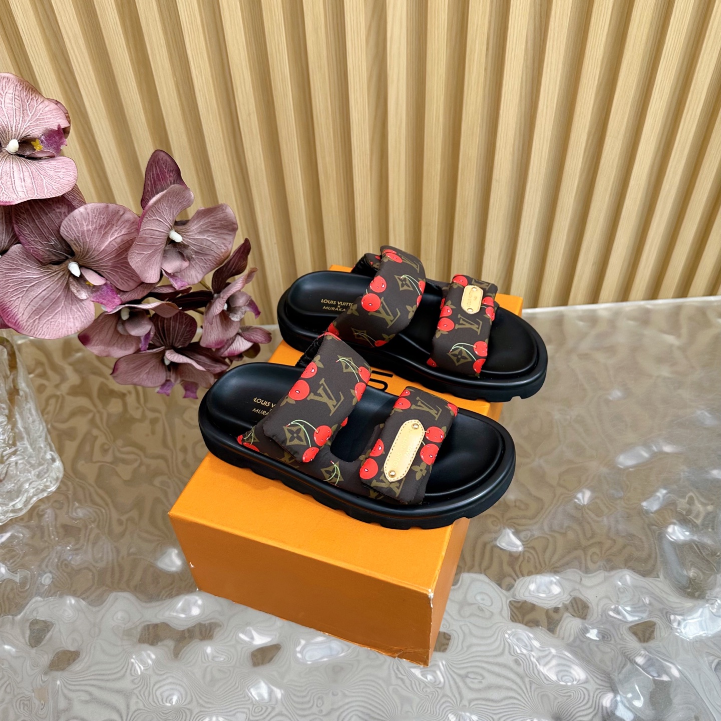 NO:391357,LV 2025 spring and summer new products, counter LV donkey brand hot products, embossed logo, embossed sandals. This model Pool Pillow Comfort flat sandals are made of technical fabrics, reinterpreted with high-frequency imprinting technology. Monogram pattern. Soft padded uppers are paired with adjustable Velcro, and comfortable and tough insoles add harmonious colors. Hard goods are new ——————————————— Purchase level!  Full of high-end feeling!  A popular model from domestic and foreign bloggers, retro and fashionable, beautiful!  Official website main model, upper down cloth, lining: imported mixed-bred sheepskin, outsole original sole, shoe size: women's size 35-40 (customized for 40.41.42), slippers, louis vuitton, louis vuitton, slippers, down jacket, sheepskin19860909LV 2025春夏新品 专柜LV驴牌爆款 浮雕logo 压花 凉拖鞋 本款 Pool Pillow Comfort 平底凉拖取材科技织物,以高频压印技术重绎 Monogram 图案.柔软加垫鞋面搭配可调节魔术贴,舒适韧性鞋垫再添和谐色彩 硬货上新 ——————————— 代购级别！高级感十足！国内外博主刷爆的一款,复古又时髦上脚美炸了！官网主推款 鞋面羽绒布  内里: 进口混种羊皮 大底原版底 鞋码: 女码 35-40（40.41.42定制）,拖鞋,louis vuitton,louis vuitton,slippers,down jacket,sheepskin,Women's Shoes