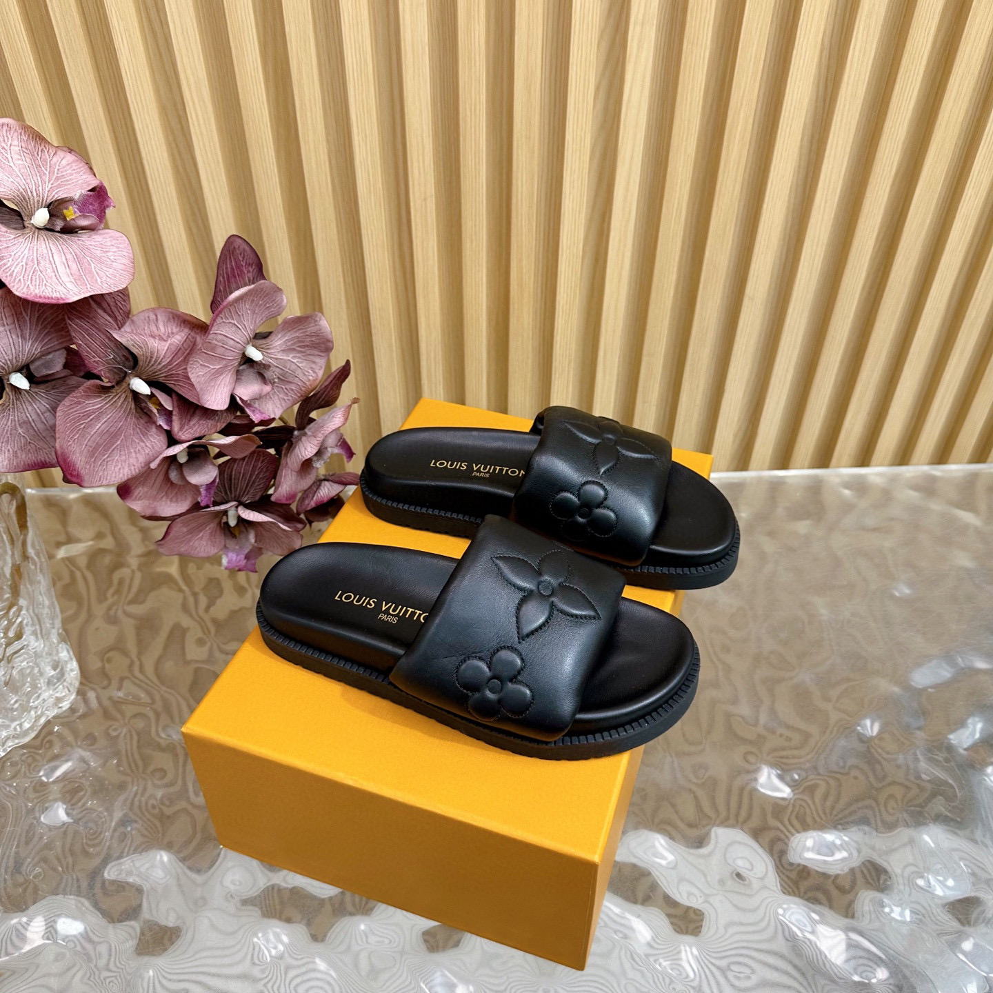 NO:391369,LV 2025 spring and summer new products, counter LV donkey brand hot products, embossed logo, embossed sandals. This model Pool Pillow Comfort flat sandals are made of technical fabrics, reinterpreted with high-frequency imprinting technology. Monogram pattern. Soft padded uppers are paired with adjustable Velcro, and comfortable and tough insoles add harmonious color. Hard goods are new. ——————————— Purchase level!  Full of high-end feeling!  A popular model from domestic and foreign bloggers, retro and fashionable, beautiful!  Official website main model, upper sheepskin, inner lining: imported mixed-bred sheepskin, outsole original sole, shoe size: women's size 35-40 (customized for 40.41.42), slippers, louis vuitton, louis vuitton, slippers, sheepskin19860909LV 2025春夏新品  专柜LV驴牌爆款 浮雕logo 压花 凉拖鞋 本款 Pool Pillow Comfort 平底凉拖取材科技织物,以高频压印技术重绎 Monogram 图案.柔软加垫鞋面搭配可调节魔术贴,舒适韧性鞋垫再添和谐色彩 硬货上新 —————————— 代购级别！高级感十足！国内外博主刷爆的一款,复古又时髦上脚美炸了！官网主推款 鞋面羊皮  内里: 进口混种羊皮 大底原版底 鞋码: 女码35-40（40.41.42定制）,拖鞋,louis vuitton,louis vuitton,slippers,sheepskin,Women's Shoes