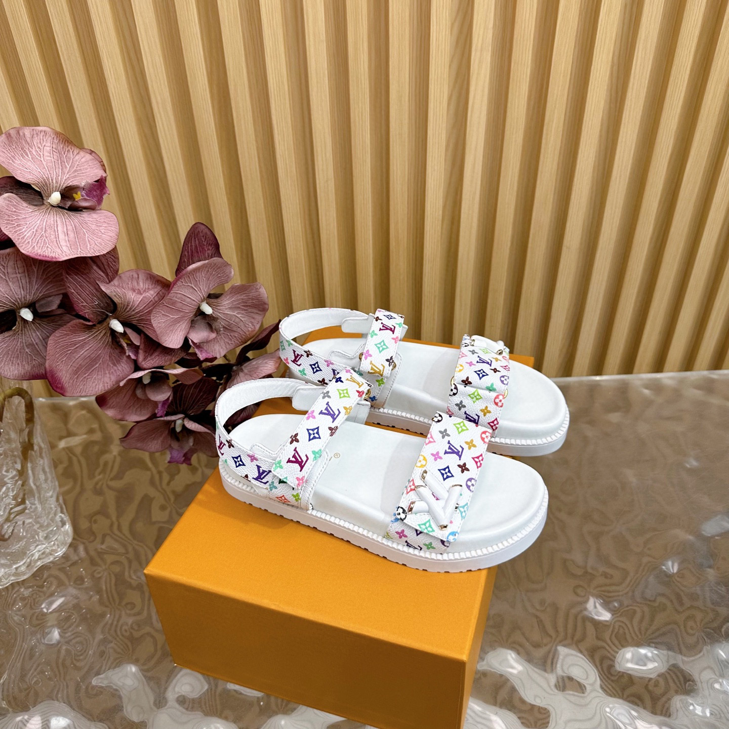 NO:391378,LV spring and summer new products, counter LV donkey brand hot products, embossed logo, embossed sandals. This model Pool Pillow Comfort flat sandals are made of technical fabrics, reinterpreted with high-frequency imprinting technology. Monogram pattern. Soft padded uppers are paired with adjustable Velcro, and comfortable and tough insoles add harmonious color. Hard goods are new ——————————————————————————————————————————————————————————————————————————————————————————————————————————————————————————————————————————————————————————————————————————————————————————————————————————————————————————————————————————————————————————————————————————————————————————————————————————————————————————————————————————————————————————————————————————————————————————————————————————————————————  Full of high-end feeling!  A popular model from domestic and foreign bloggers, retro and fashionable, beautiful!  Official website main model, three-color upper print, lining: imported mixed-bred sheepskin, original sole, shoe size: women's size 35-40 (customized for 40.41.42), slippers, louis vuitton, louis vuitton, sandals, slippers, sheepskin19860909LV 春夏新品  专柜LV驴牌爆款 浮雕logo 压花 凉拖鞋 本款 Pool Pillow Comfort 平底凉拖取材科技织物,以高频压印技术重绎 Monogram 图案.柔软加垫鞋面搭配可调节魔术贴,舒适韧性鞋垫再添和谐色彩 硬货上新 —————————拖鞋 凉鞋 代购级别！高级感十足！国内外博主刷爆的一款,复古又时髦上脚美炸了！官网主推款 鞋面三彩印花  内里: 进口混种羊皮 大底原版底 鞋码: 女码35-40（40.41.42定制）,拖鞋,louis vuitton,louis vuitton,sandals,slippers,sheepskin,Women's Shoes