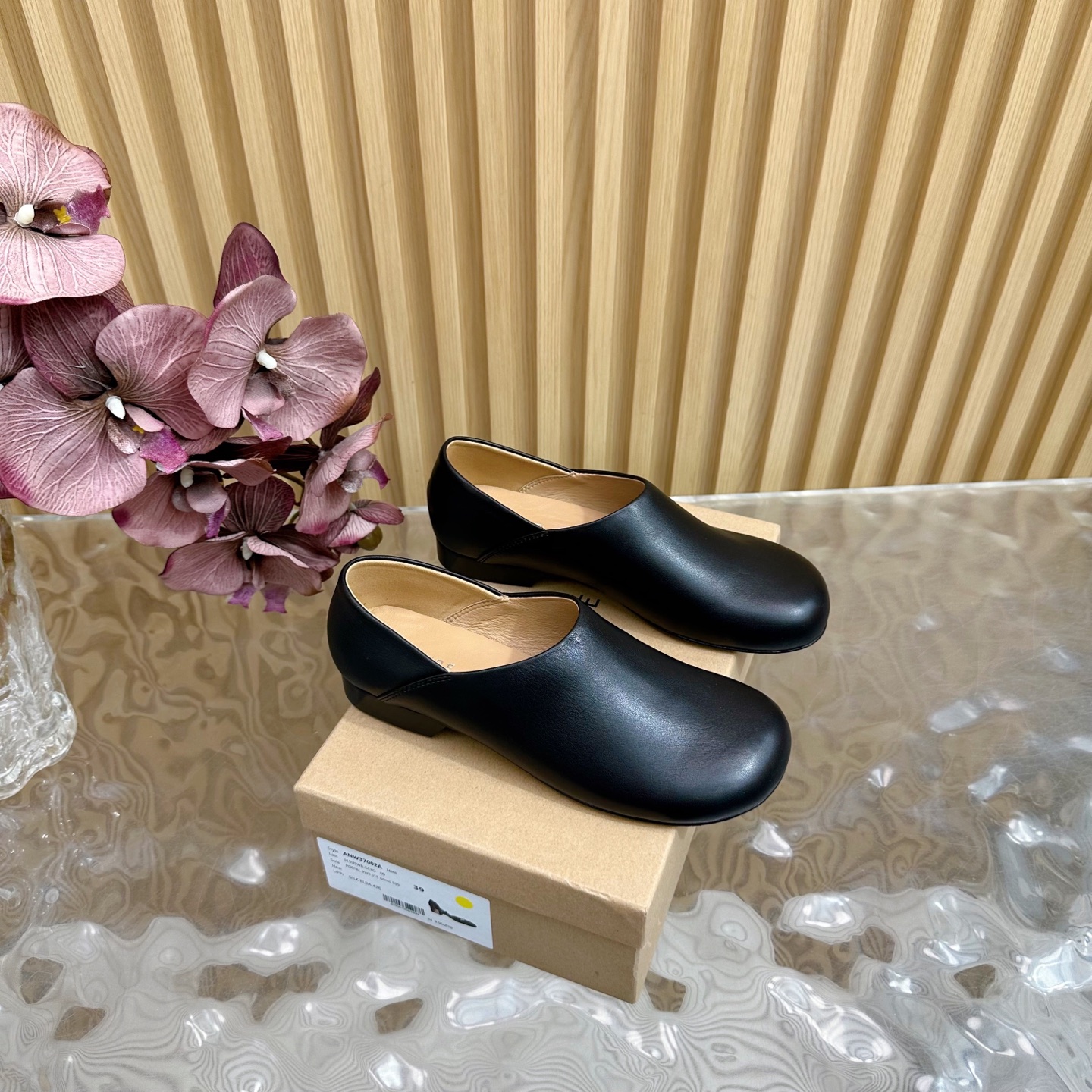NO:391326,2025 new Lemaire 25S deep-mouth minimalist loafer shoes, which pay attention to texture and smooth lines. There is no fancy design. It is suitable for a wide range of people. ——————————————————— Its shoes have always been feminine. This shoe with a little Roman style is also elegant. Especially with so many straps, it is very sexy. The upper is imported cowhide, and the inner foot pads are all water-dyed cowhide. Italian imported leather soles. Size: 35-40 (40 custom-made, no return or exchange), loafers, loafers, cowhide, Leather soles198609092025新款 Lemaire 25S深口极简风乐福单鞋 讲究质感与线条流畅 没有胡里花俏的设计 适众群体非常广泛 ———————————— 它家的鞋子一直都是女人味风格 这款有点罗马风的鞋也不失优雅风情. 特别是那么多带子的设计,性感死了 鞋面采用进口牛皮 内里垫脚均为水染牛皮 意大利进口真皮大底 size:35-40（40定制不退换）,乐福鞋,loafers,cowhide,Leather soles,Women's Shoes