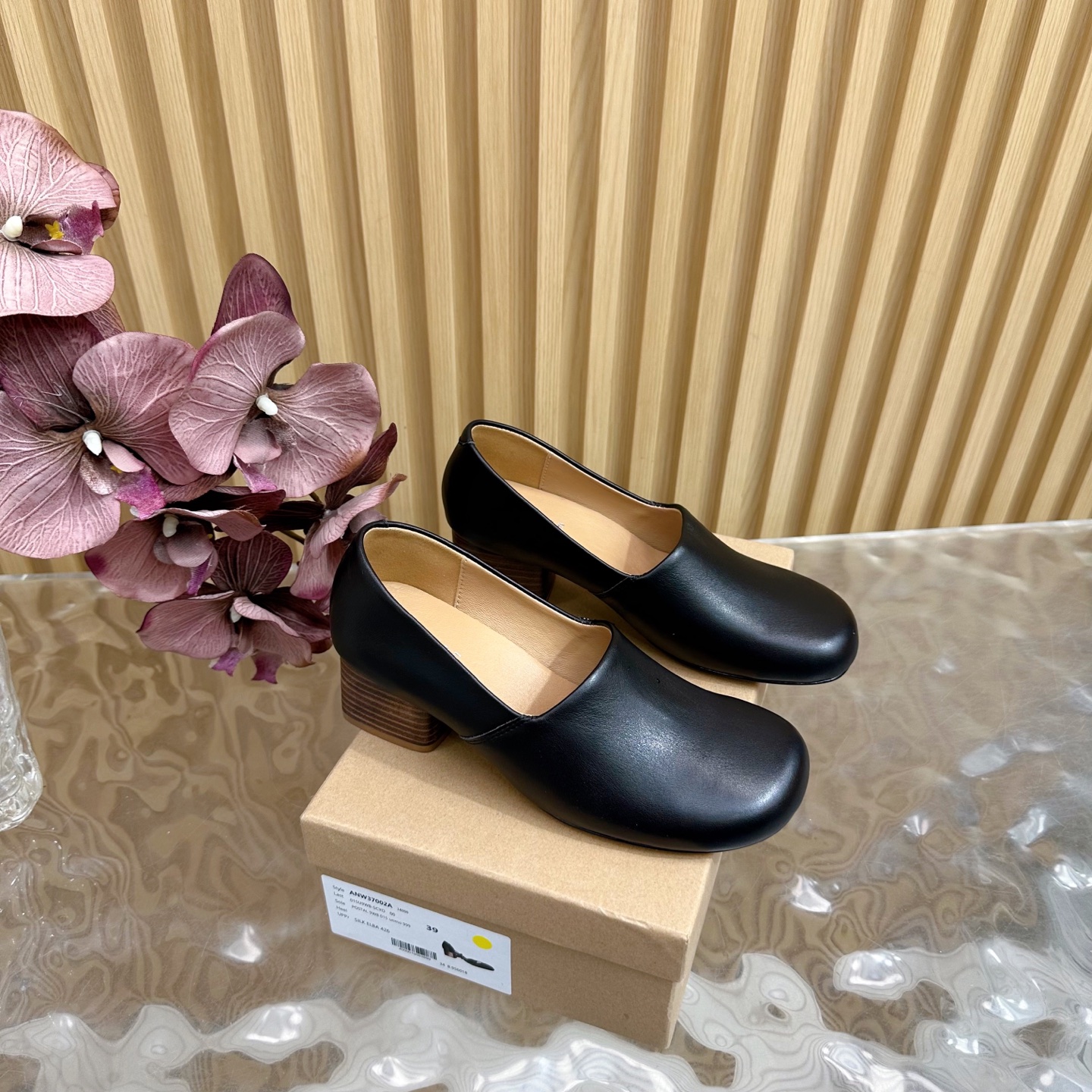 NO:391330,2025 new Lemaire 25S deep-mouth minimalist style loafer shoes, which pay attention to texture and smooth lines. There is no fancy design. It is suitable for a wide range of people. ————————————————— Its shoes have always been feminine. This shoes with a little Roman style are also elegant. Especially with so many straps, it is so sexy. The upper is imported cowhide. The inner foot pads are all water-dyed cowhide. Italian imported leather outsole. Heel height is 5.5cm size: 35-40 (40 customization, no return or exchange), loafers, loafers, cowhide, Leather soles198609092025新款 Lemaire 25S深口极简风乐福单鞋 讲究质感与线条流畅 没有胡里花俏的设计 适众群体非常广泛 ———————————— 它家的鞋子一直都是女人味风格 这款有点罗马风的鞋也不失优雅风情. 特别是那么多带子的设计,性感死了 鞋面采用进口牛皮 内里垫脚均为水染牛皮 意大利进口真皮大底 跟高5.5cm size:35-40（40定制不退换）,乐福鞋,loafers,cowhide,Leather soles,Women's Shoes