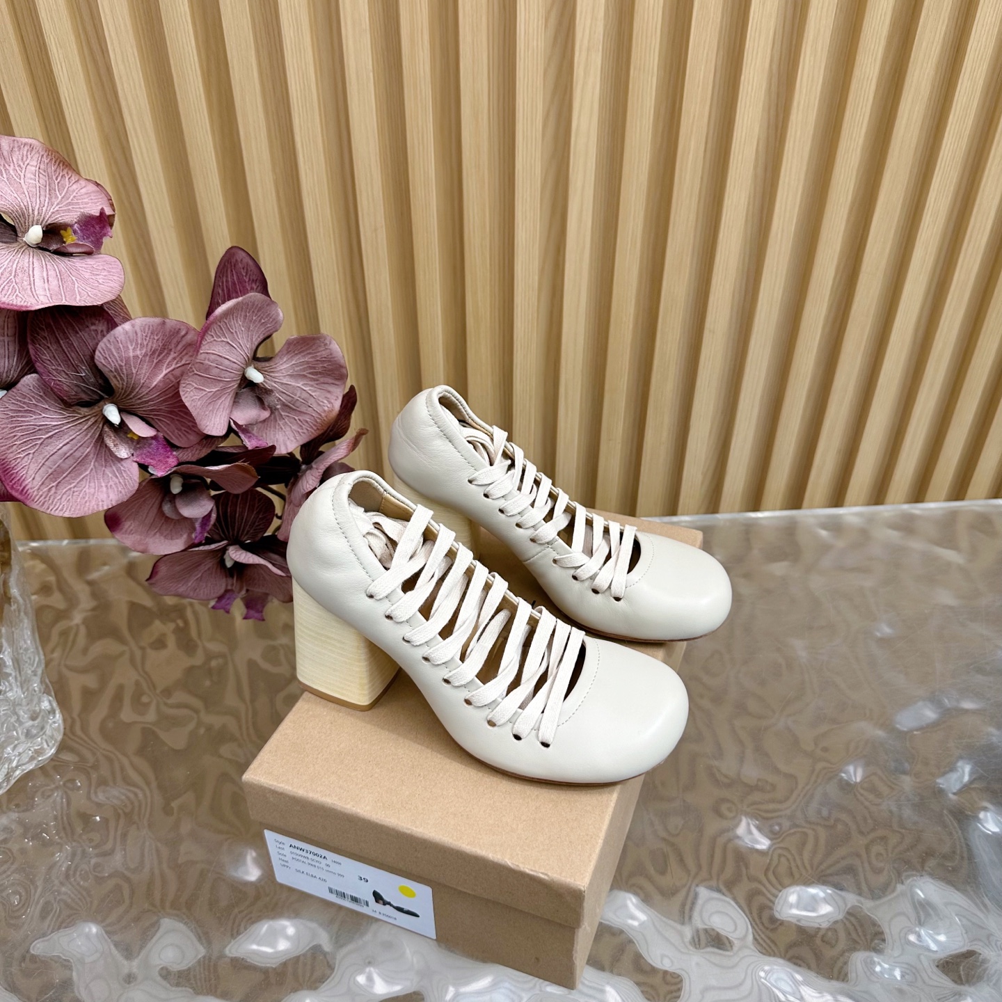 NO:391343,2025 new Lemaire 25S deep-mouth minimalist strapped Roman sandals, with texture and smooth lines, no fancy design, suitable for a wide range of people ————————————————— Its shoes have always been feminine. This shoes with a little Roman style are also elegant. Especially with so many straps, it is very sexy. The upper is imported cowhide, the inner foot pads are all water-dyed cowhide, Italian imported leather outsole, heel height 8.5cm size: 35-40 (40 custom-made, no return or exchange), loafers, loafers, sandals, cowhide, Leather soles198609092025新款 Lemaire 25S深口极简绑带罗马凉鞋 讲究质感与线条流畅 没有胡里花俏的设计 适众群体非常广泛 ———————————— 它家的鞋子一直都是女人味风格 这款有点罗马风的鞋也不失优雅风情. 特别是那么多带子的设计,性感死了 鞋面采用进口牛皮 内里垫脚均为水染牛皮 意大利进口真皮大底 跟高8.5cm size:35-40（40定制不退换）,乐福鞋,loafers,sandals,cowhide,Leather soles,Women's Shoes