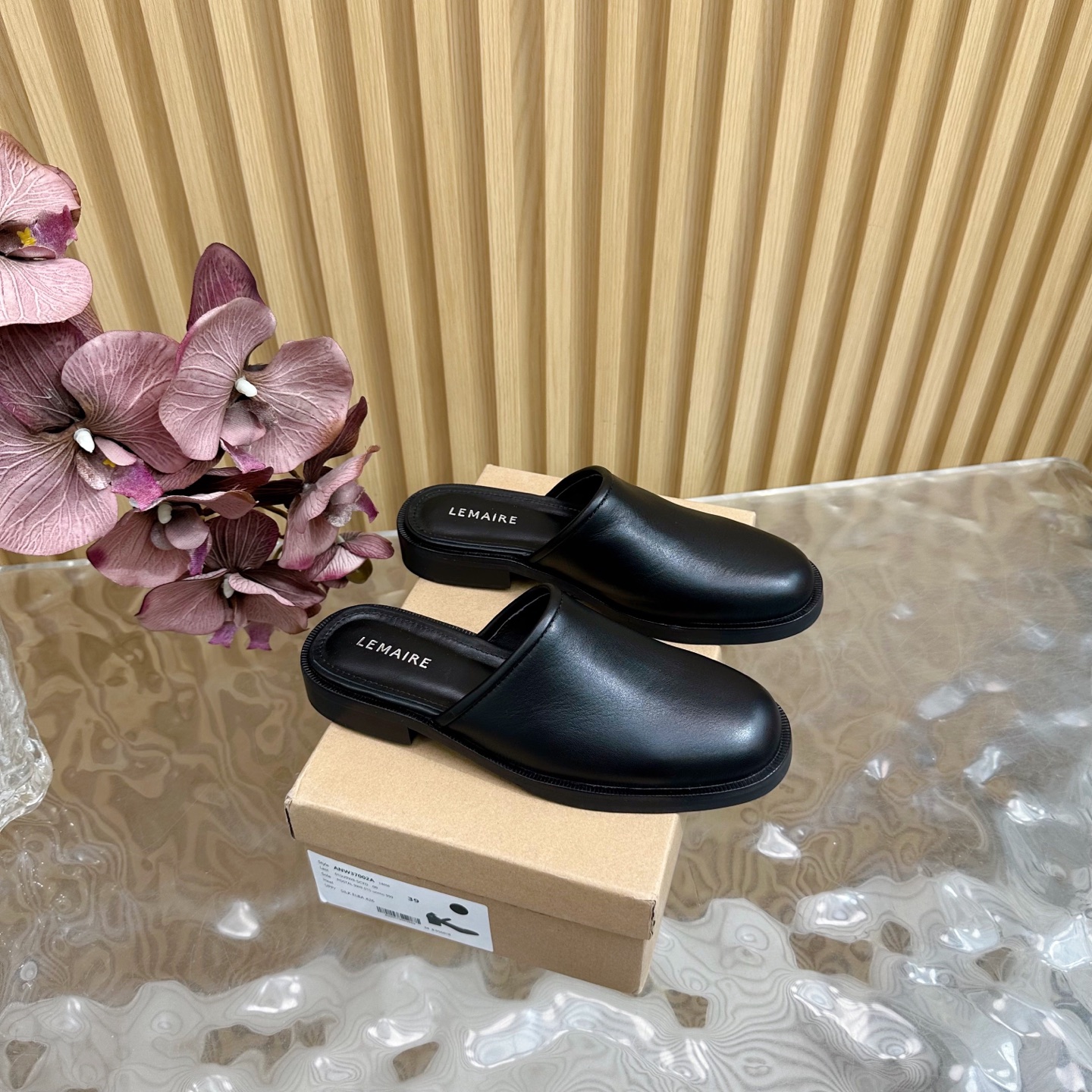 NO:391320,2025 new Lemaire 25S deep-mouth minimalist strap Roman sandals, with texture and smooth lines, no fancy design, suitable for a wide range of people —————————————————— Its shoes have always been feminine. This shoes with a bit of Roman style are also elegant. Especially with so many straps, it is very sexy. The upper is imported cowhide, and the inner foot pads are all water-dyed cowhide. Italian imported leather soles. Size: 35-40 (40 custom-made, no return or exchange), semi-torque, sandals, cowhide, Leather soles198609092025新款 Lemaire 25S深口极简绑带罗马凉鞋 讲究质感与线条流畅 没有胡里花俏的设计 适众群体非常广泛 ———————————— 它家的鞋子一直都是女人味风格 这款有点罗马风的鞋也不失优雅风情. 特别是那么多带子的设计,性感死了 鞋面采用进口牛皮 内里垫脚均为水染牛皮 意大利进口真皮大底 size:35-40（40定制不退换）,半拖,sandals,cowhide,Leather soles,Women's Shoes