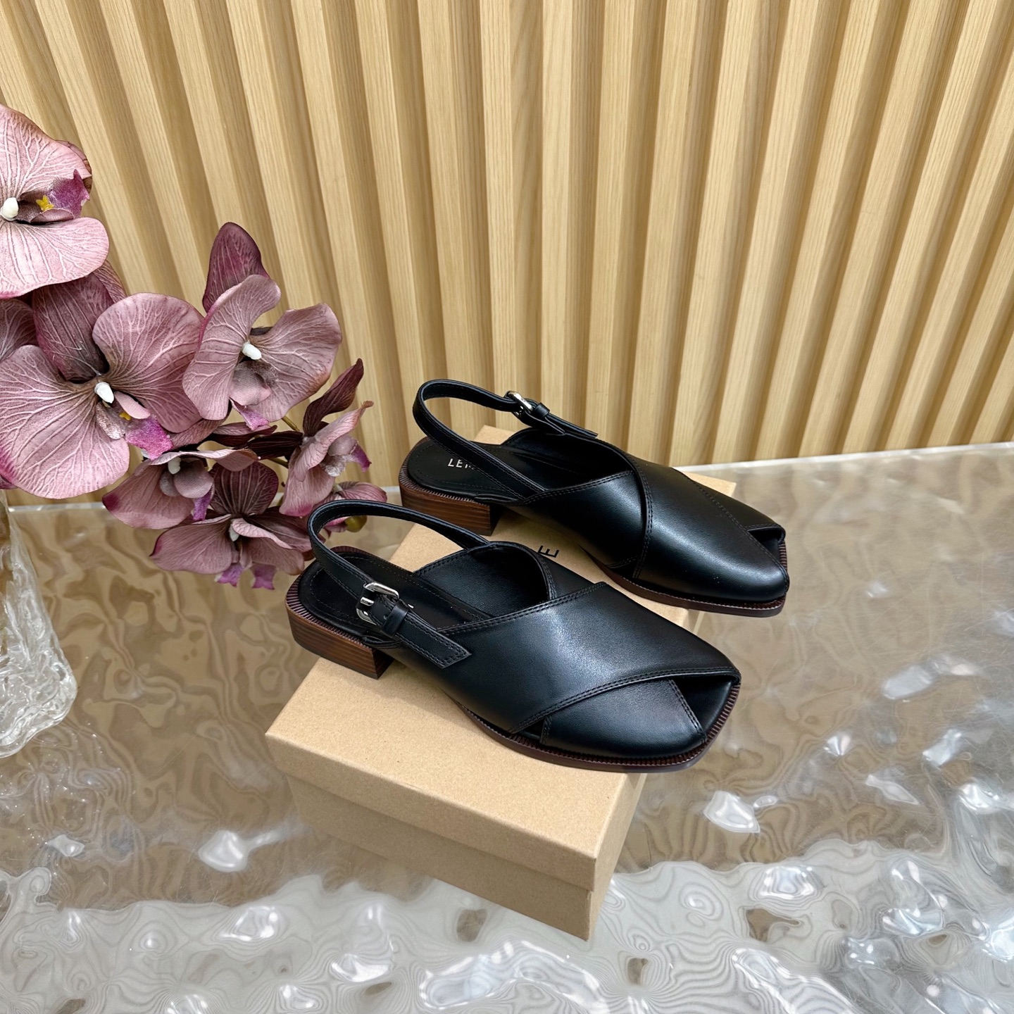 NO:392093,2025 new Lemaire 25S deep-mouth minimalist strapped Roman sandals, with texture and smooth lines, no fancy design, suitable for a wide range of people —————————————————— Its shoes have always been feminine. This shoes with a bit of Roman style are also elegant. Especially with so many straps, it is very sexy. The upper is imported cowhide, and the inner foot pads are all water-dyed cowhide. Italian imported leather soles. Size: 35-40 (40 custom-made, no return or exchange), sandals, sandals, cowhide, Leather soles198609092025新款 Lemaire 25S深口极简绑带罗马凉鞋 讲究质感与线条流畅 没有胡里花俏的设计 适众群体非常广泛 ———————————— 它家的鞋子一直都是女人味风格 这款有点罗马风的鞋也不失优雅风情. 特别是那么多带子的设计,性感死了 鞋面采用进口牛皮 内里垫脚均为水染牛皮 意大利进口真皮大底 size:35-40（40定制不退换）,凉鞋,sandals,cowhide,Leather soles,Women's Shoes