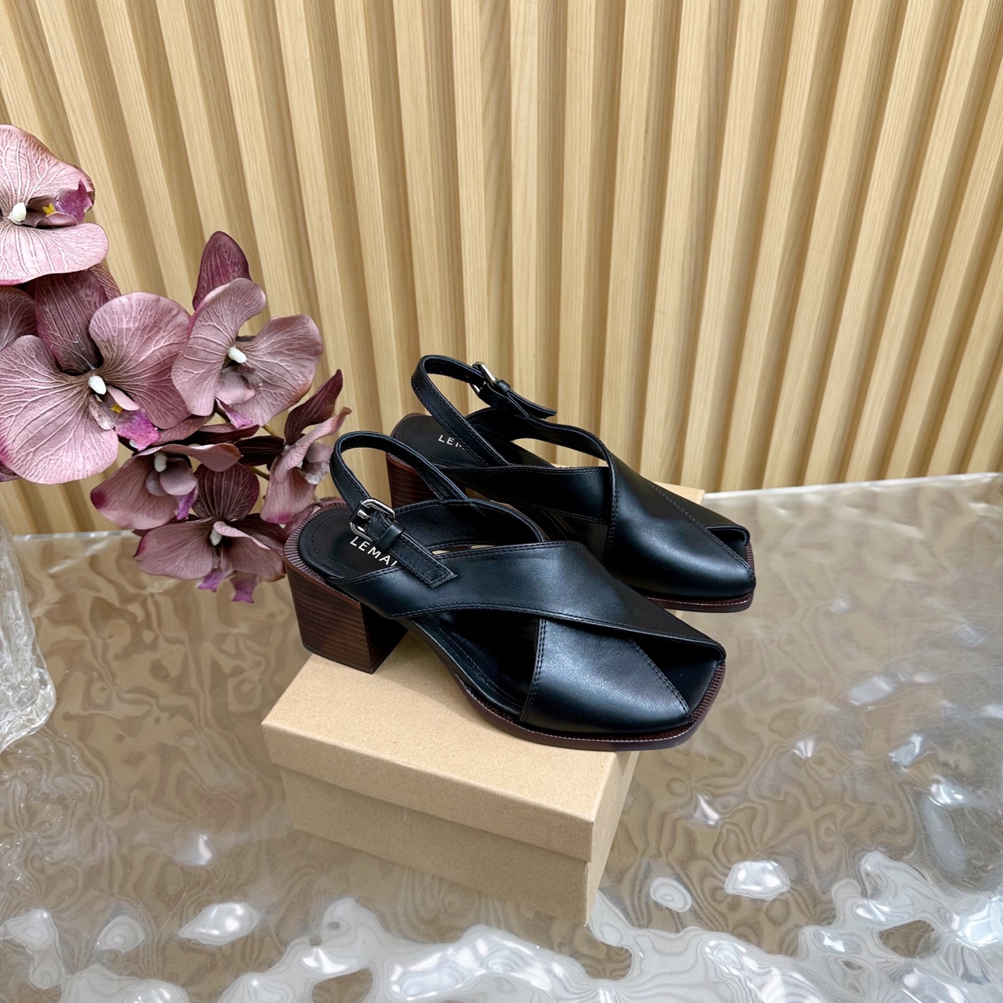 NO:392096,2025 new Lemaire 25S deep-mouth minimalist strapped Roman sandals, with texture and smooth lines, no fancy design, suitable for the crowd, it is very wide-ranging ————————————————————————————————————————————————————————————————————————————————————————————————————————————————————————————————————————————————————————————————————————————————————————————————————————————————————————————————————————————————————————————————————————————————————————————————————————————————————————————————————————————————————————————————————————————————————————————————————————————————————————————————————————————————————————————————————————————198609092025新款 Lemaire 25S深口极简绑带罗马凉鞋 讲究质感与线条流畅 没有胡里花俏的设计 适众群体非常广泛 ————————————高跟 它家的鞋子一直都是女人味风格 这款有点罗马风的鞋也不失优雅风情. 特别是那么多带子的设计,性感死了 鞋面采用进口牛皮 内里垫脚均为水染牛皮 意大利进口真皮大底 size:35-40（40定制不退换）,凉鞋,sandals,cowhide,Leather soles,Women's Shoes