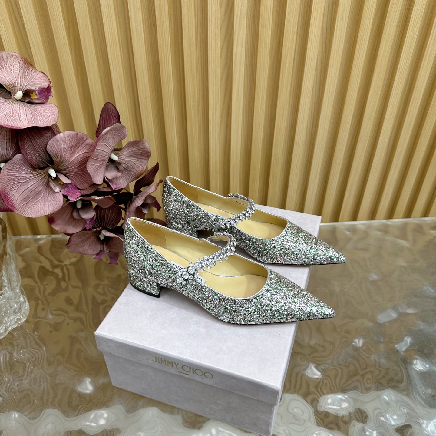 NO:392082,Jimmy Choo/Jimmy Zhou classic diamond chain Pointed toe Mary Jane sequin shoes ——————————————— Super crystal shoes, so beautiful that they can't take their eyes off. The shoe shape is very delicate, not too narrow and long, the interior space is very sufficient, allowing the toes to relax enough, the rhinestones outline the charming curve on the instep, which is simply beautiful, 360 degrees surrounding the fairy spirit, gorgeous and not exaggerated!  !  The fabric is made of original custom material/sequins. The inside tiptoe is all imported sheepskin. Customized A-grade Italian leather sole. Heel height is 2.5cm. Size35-39 (customized by 34/40/41/42), single shoes, jimmy choo, jimmy choo, mary jane, sheepskin.19860909Jimmy Choo/吉米周经典钻石链条 尖头玛丽珍亮片单鞋 ————————————— 超绝的水晶鞋 美到移不开视线 鞋型做的非常秀气 不会过分窄长 内部空间很足 让脚趾能足够的放松 水钻在脚背勾勒迷人的弧度 简直美爆了 360度环绕仙气感 华丽又不浮夸！！ 面料采用原版定制材质/亮片 内里踮脚均为进口羊皮 定制A级意大利真皮底  跟高2.5cm Size35-39（34/40/41/42定制）,单鞋,jimmy choo,jimmy choo,mary jane,sheepskin,Women's Shoes