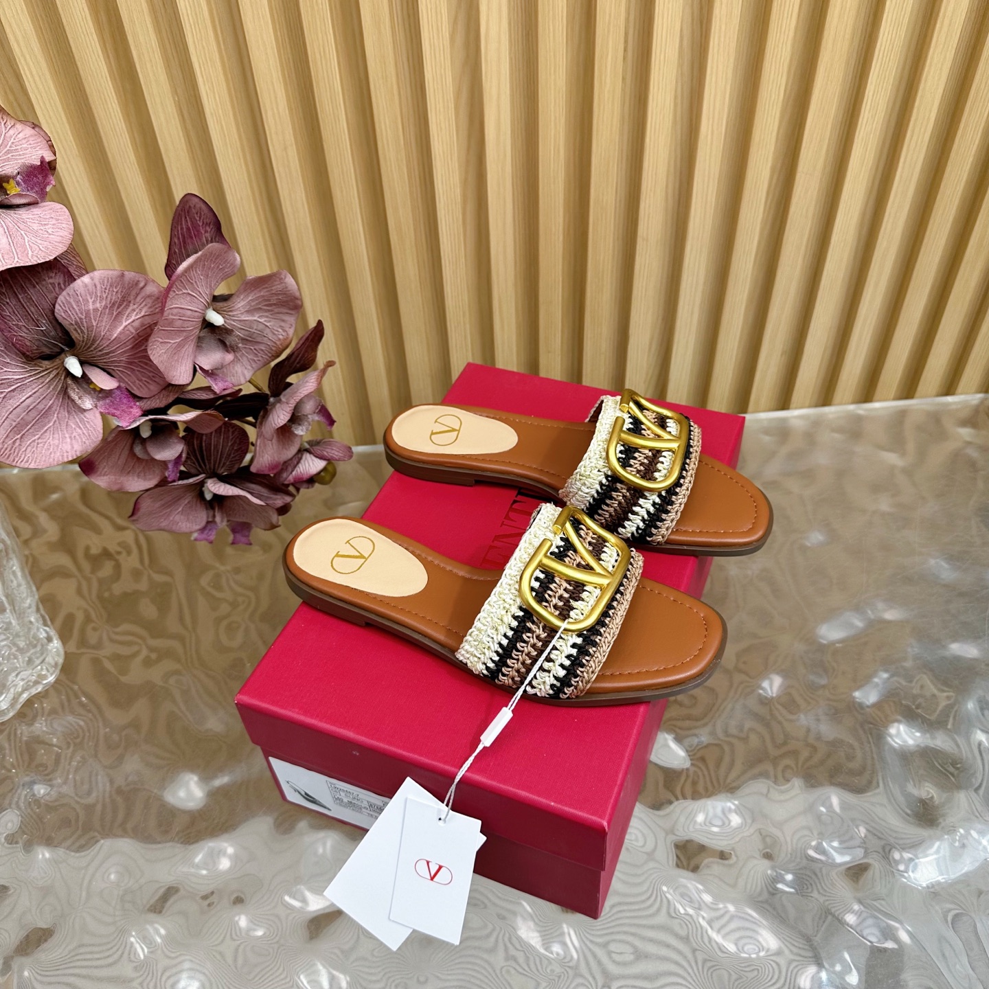 NO:392080,2025 catwalk high-end Valentino knitted crochet craft Bohemian slippers Beautiful texture Very easy to match, can be worn in any season ————————————— Valentino's series interprets a new fashion charm, continues the super high-heel design, and is favored by well-known overseas bloggers. Tens of millions of fans and bloggers are passionately interpreted and sold at home and abroad. It has been out of stock at home and abroad. The top version. Candy color matching, each color is beautiful. Upper knitted crochet craft. Imported sheepskin inside. Sole genuine leather soles. Packaging full set of original packaging. Size 35-42 sizes (40.41.42 no return or replacement), slippers, valentino, valentino, slippers, sheepskin, Leather soles198609092025走秀款高版本Valentino 针织钩花工艺 波西米亚风拖鞋 绝美的质感 非常好搭配,任何季节可穿 ——————————— 华伦天奴此系列演绎全新时尚魅力 延续超高跟设计,深得海外知名博主青睐 千万粉丝博主倾情演绎,畅销海内外 国内已经断货,顶级版本 糖果色配色,每个颜色都是绝美 鞋面针织钩花工艺 内里进口羊皮 鞋底真皮大底 包装全套原版包装 码数35一42码（40.41.42不退不换）,拖鞋,valentino,valentino,slippers,sheepskin,Leather soles,Women's Shoes