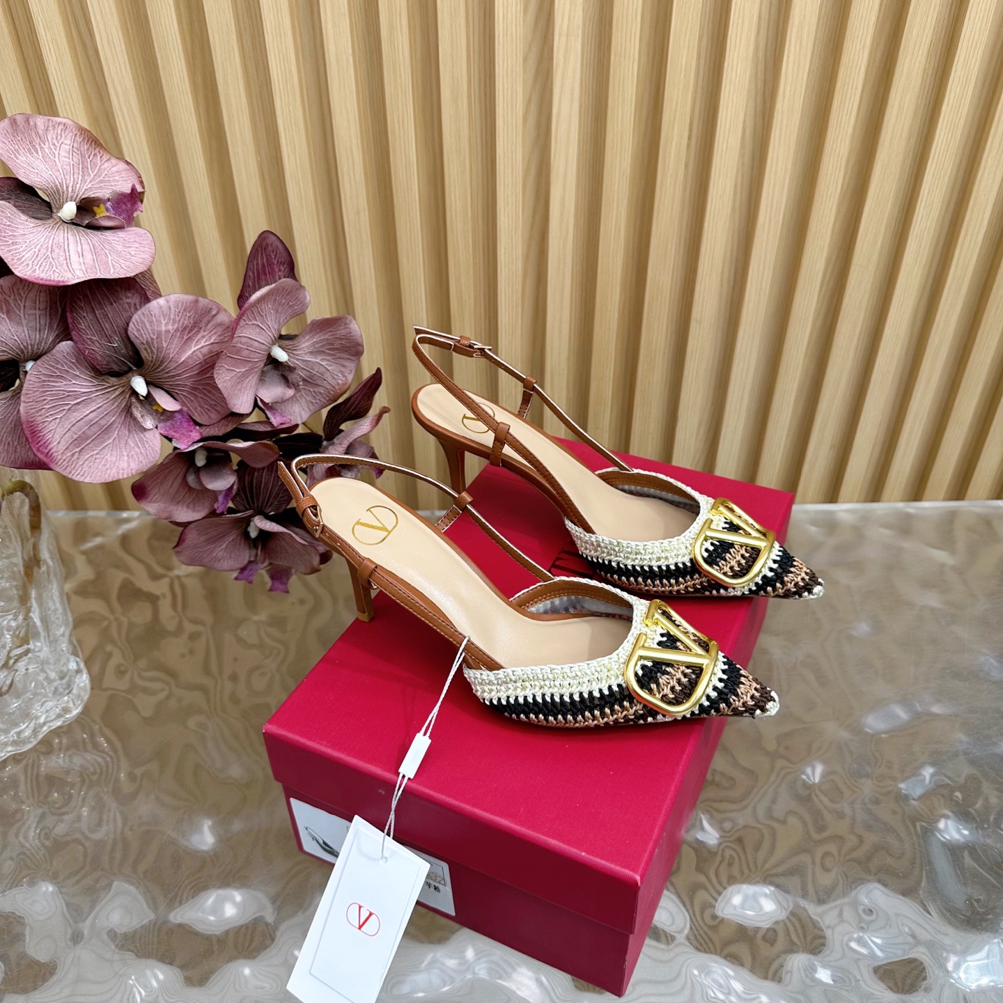 NO:392084,2025 catwalk high-version Valentino knitted crochet craft Bohemian sandals high heels beautiful texture very easy to match, can be worn in any season ————————————— Valentino's series interprets a new fashion charm, continues the super high heel design, and is favored by well-known overseas bloggers. Tens of millions of fans and bloggers are passionately interpreted and sold at home and abroad. It has been out of stock at home and abroad. The top version candy color matching, each color is beautiful. Upper knitted crochet craft, imported sheepskin inside, sole genuine leather soles, heel height 8cm, package full set of original packaging, size 35-42 sizes (40.41.42, no return or replacement), slippers, valentino, valentino, sandals, slippers, sheepskin, Leather soles198609092025走秀款高版本Valentino 针织钩花工艺 波西米亚风凉鞋高跟 绝美的质感 非常好搭配,任何季节可穿 ——————————— 华伦天奴此系列演绎全新时尚魅力 延续超高跟设计,深得海外知名博主青睐 千万粉丝博主倾情演绎,畅销海内外 国内已经断货,顶级版本 糖果色配色,每个颜色都是绝美 鞋面针织钩花工艺 内里进口羊皮 鞋底真皮大底 跟高8cm 包装全套原版包装 码数35一42码（40.41.42不退不换）,拖鞋,valentino,valentino,sandals,slippers,sheepskin,Leather soles,Women's Shoes