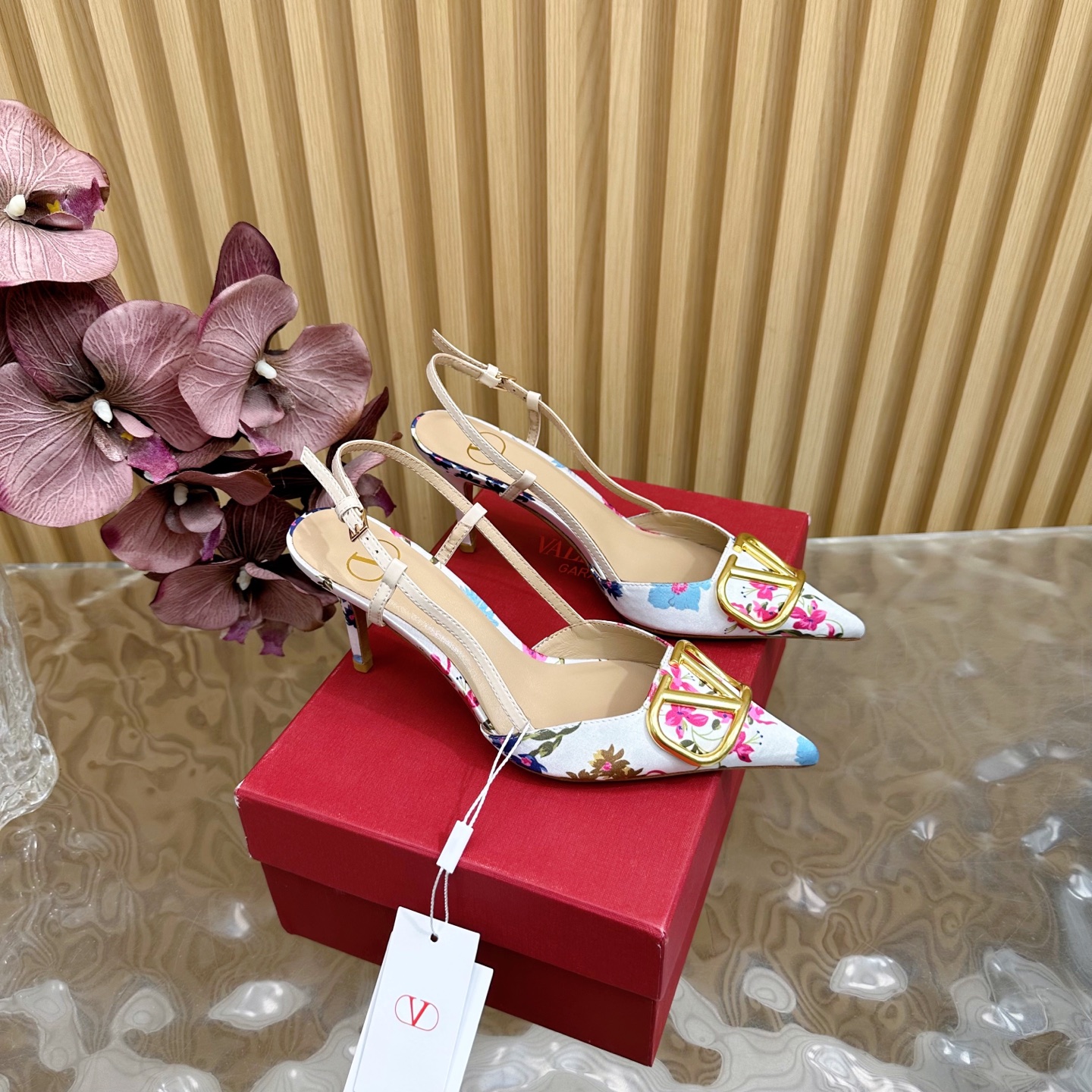 NO:392066,2025 catwalk high-version Valentino knitted crochet craft Bohemian sandals high heels beautiful texture very easy to match, can be worn in any season ————————————— Valentino's series interprets a new fashion charm, continues the super high heel design, and is favored by well-known overseas bloggers. Tens of millions of fans and bloggers are passionately interpreted and sold at home and abroad. It has been out of stock at home and abroad. The top version candy color matching, each color is beautiful. Upper floral fabric, imported sheepskin, sole genuine leather soles, heel height 8cm, packaging full set of original packaging, size 35-42 sizes (40.41.42, no return or replacement), high heels, valentino, valentino, sandals, high heels, sheepskin, Leather soles198609092025走秀款高版本Valentino 针织钩花工艺 波西米亚风凉鞋高跟 绝美的质感 非常好搭配,任何季节可穿 ——————————— 华伦天奴此系列演绎全新时尚魅力 延续超高跟设计,深得海外知名博主青睐 千万粉丝博主倾情演绎,畅销海内外 国内已经断货,顶级版本 糖果色配色,每个颜色都是绝美 鞋面花布 内里进口羊皮 鞋底真皮大底 跟高8cm 包装全套原版包装 码数35一42码（40.41.42不退不换）,高跟鞋凉鞋,valentino,valentino,sandals,high heels,sheepskin,Leather soles,Women's Shoes