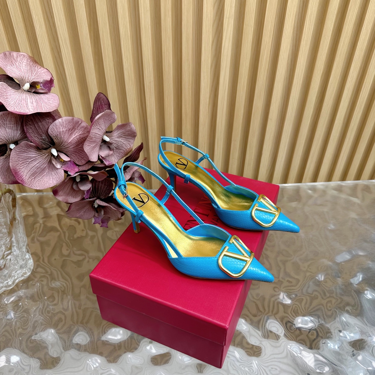 NO:392070,2025 catwalk high-version Valentino knitted crochet craft Bohemian sandals high heels beautiful texture very easy to match, can be worn in any season ————————————— Valentino's series interprets a new fashion charm, continues the super high heel design, and is favored by well-known overseas bloggers. Tens of millions of fans and bloggers are passionately interpreted and sold at home and abroad. It has been out of stock at home and abroad. The top version candy color matching, each color is beautiful. Snake-patterned cowhide, imported sheepskin, sole genuine leather outsole, heel height 8cm, package full set of original packaging, size 35-42 sizes (40.41.42, no return or replacement), high heels, valentino, valentino, sandals, high heels, cowhide, sheepskin, Leather soles198609092025走秀款高版本Valentino 针织钩花工艺 波西米亚风凉鞋高跟 绝美的质感 非常好搭配,任何季节可穿 ——————————— 华伦天奴此系列演绎全新时尚魅力 延续超高跟设计,深得海外知名博主青睐 千万粉丝博主倾情演绎,畅销海内外 国内已经断货,顶级版本 糖果色配色,每个颜色都是绝美 鞋面蛇纹牛皮 内里进口羊皮 鞋底真皮大底 跟高8cm 包装全套原版包装 码数35一42码（40.41.42不退不换）,高跟鞋凉鞋,valentino,valentino,sandals,high heels,cowhide,sheepskin,Leather soles,Women's Shoes