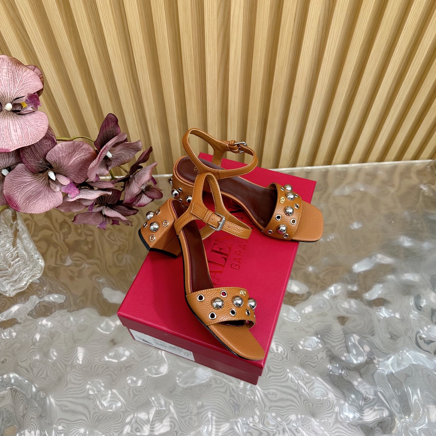 2025走秀款💎高版本⚠️Valentino 铆钉钢珠点缀 粗跟罗马凉鞋 绝美的质感⚠️ 非常好搭配，任何季节可穿💜
———————————💰320
华伦天奴此系列演绎全新时尚魅力 延续超高跟设计，深得海外知名博主青睐 千万粉丝博主倾情演绎，畅销海内外 国内已经断货，顶级版本 糖果色配色，每个颜色都是绝美 
鞋面：原版荔枝纹牛皮/羊京
内里：进口羊皮 
鞋底：真皮大底 
跟高：6.5cm
包装：全套原版包装 
码数：35一42码（40.41.42不退不换）
