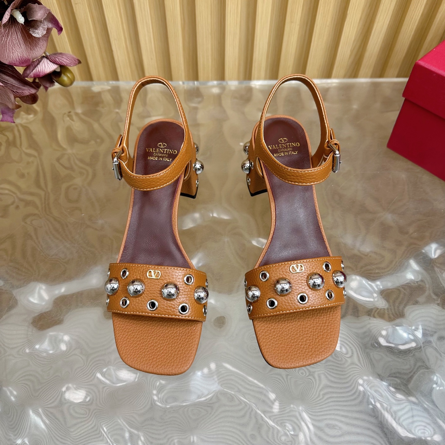 2025走秀款💎高版本⚠️Valentino 铆钉钢珠点缀 粗跟罗马凉鞋 绝美的质感⚠️ 非常好搭配，任何季节可穿💜
———————————💰320
华伦天奴此系列演绎全新时尚魅力 延续超高跟设计，深得海外知名博主青睐 千万粉丝博主倾情演绎，畅销海内外 国内已经断货，顶级版本 糖果色配色，每个颜色都是绝美 
鞋面：原版荔枝纹牛皮/羊京
内里：进口羊皮 
鞋底：真皮大底 
跟高：6.5cm
包装：全套原版包装 
码数：35一42码（40.41.42不退不换）
