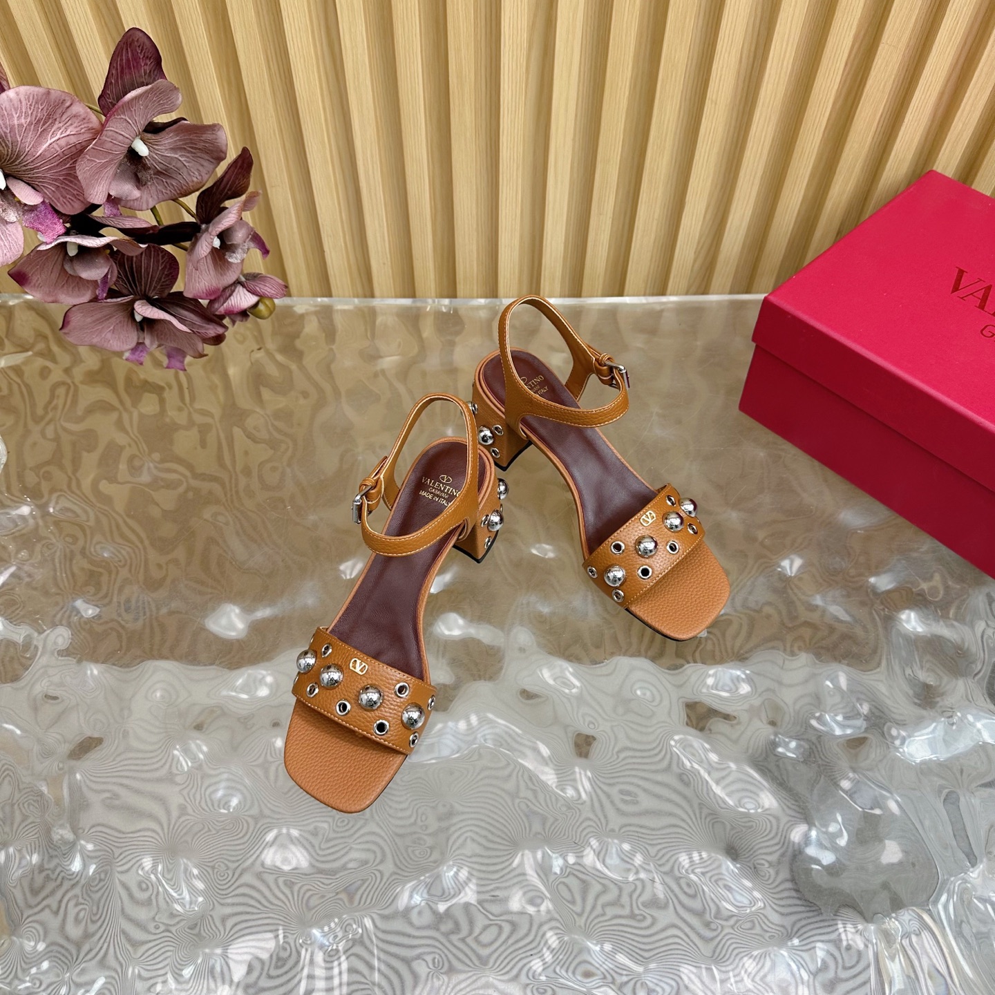 2025走秀款💎高版本⚠️Valentino 铆钉钢珠点缀 粗跟罗马凉鞋 绝美的质感⚠️ 非常好搭配，任何季节可穿💜
———————————💰320
华伦天奴此系列演绎全新时尚魅力 延续超高跟设计，深得海外知名博主青睐 千万粉丝博主倾情演绎，畅销海内外 国内已经断货，顶级版本 糖果色配色，每个颜色都是绝美 
鞋面：原版荔枝纹牛皮/羊京
内里：进口羊皮 
鞋底：真皮大底 
跟高：6.5cm
包装：全套原版包装 
码数：35一42码（40.41.42不退不换）
