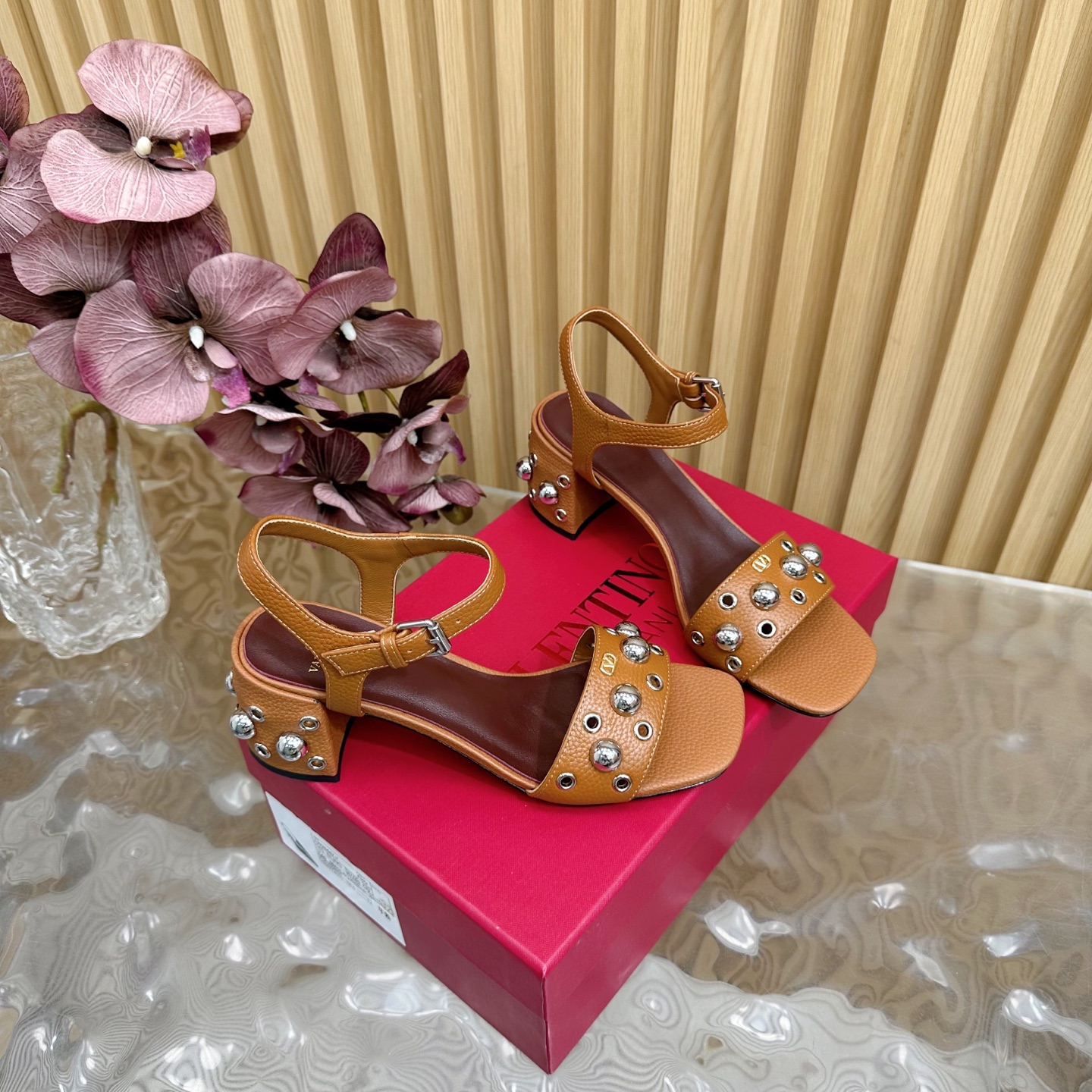 2025走秀款💎高版本⚠️Valentino 铆钉钢珠点缀 粗跟罗马凉鞋 绝美的质感⚠️ 非常好搭配，任何季节可穿💜
———————————💰320
华伦天奴此系列演绎全新时尚魅力 延续超高跟设计，深得海外知名博主青睐 千万粉丝博主倾情演绎，畅销海内外 国内已经断货，顶级版本 糖果色配色，每个颜色都是绝美 
鞋面：原版荔枝纹牛皮/羊京
内里：进口羊皮 
鞋底：真皮大底 
跟高：6.5cm
包装：全套原版包装 
码数：35一42码（40.41.42不退不换）
