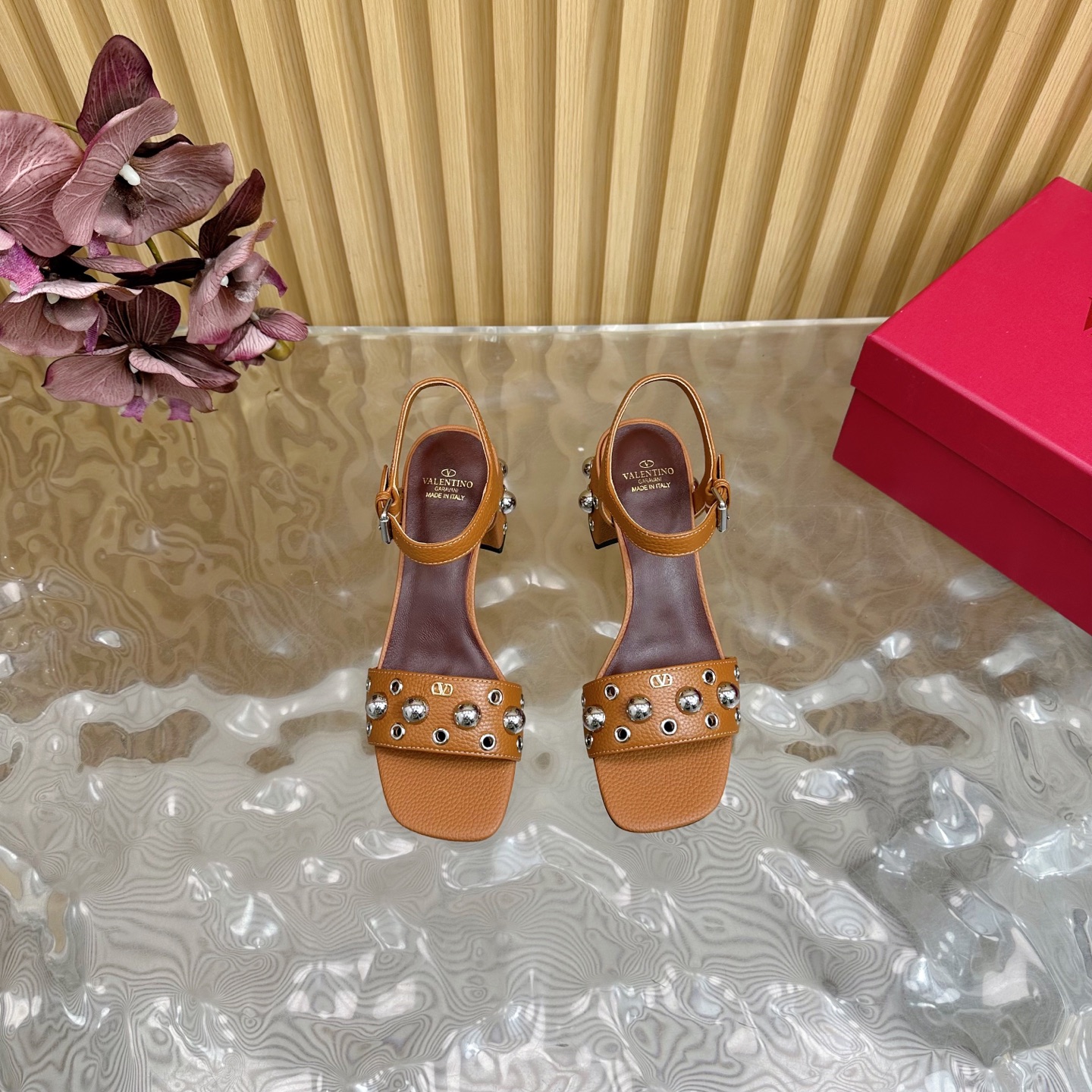 2025走秀款💎高版本⚠️Valentino 铆钉钢珠点缀 粗跟罗马凉鞋 绝美的质感⚠️ 非常好搭配，任何季节可穿💜
———————————💰320
华伦天奴此系列演绎全新时尚魅力 延续超高跟设计，深得海外知名博主青睐 千万粉丝博主倾情演绎，畅销海内外 国内已经断货，顶级版本 糖果色配色，每个颜色都是绝美 
鞋面：原版荔枝纹牛皮/羊京
内里：进口羊皮 
鞋底：真皮大底 
跟高：6.5cm
包装：全套原版包装 
码数：35一42码（40.41.42不退不换）
