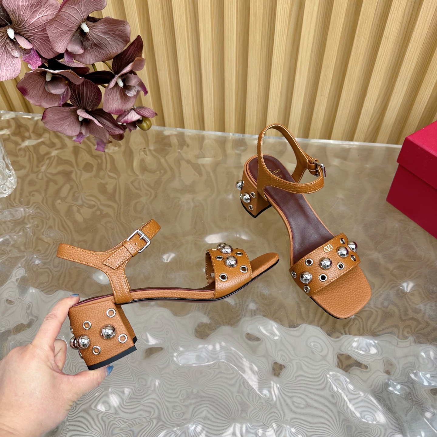 2025走秀款💎高版本⚠️Valentino 铆钉钢珠点缀 粗跟罗马凉鞋 绝美的质感⚠️ 非常好搭配，任何季节可穿💜
———————————💰320
华伦天奴此系列演绎全新时尚魅力 延续超高跟设计，深得海外知名博主青睐 千万粉丝博主倾情演绎，畅销海内外 国内已经断货，顶级版本 糖果色配色，每个颜色都是绝美 
鞋面：原版荔枝纹牛皮/羊京
内里：进口羊皮 
鞋底：真皮大底 
跟高：6.5cm
包装：全套原版包装 
码数：35一42码（40.41.42不退不换）
