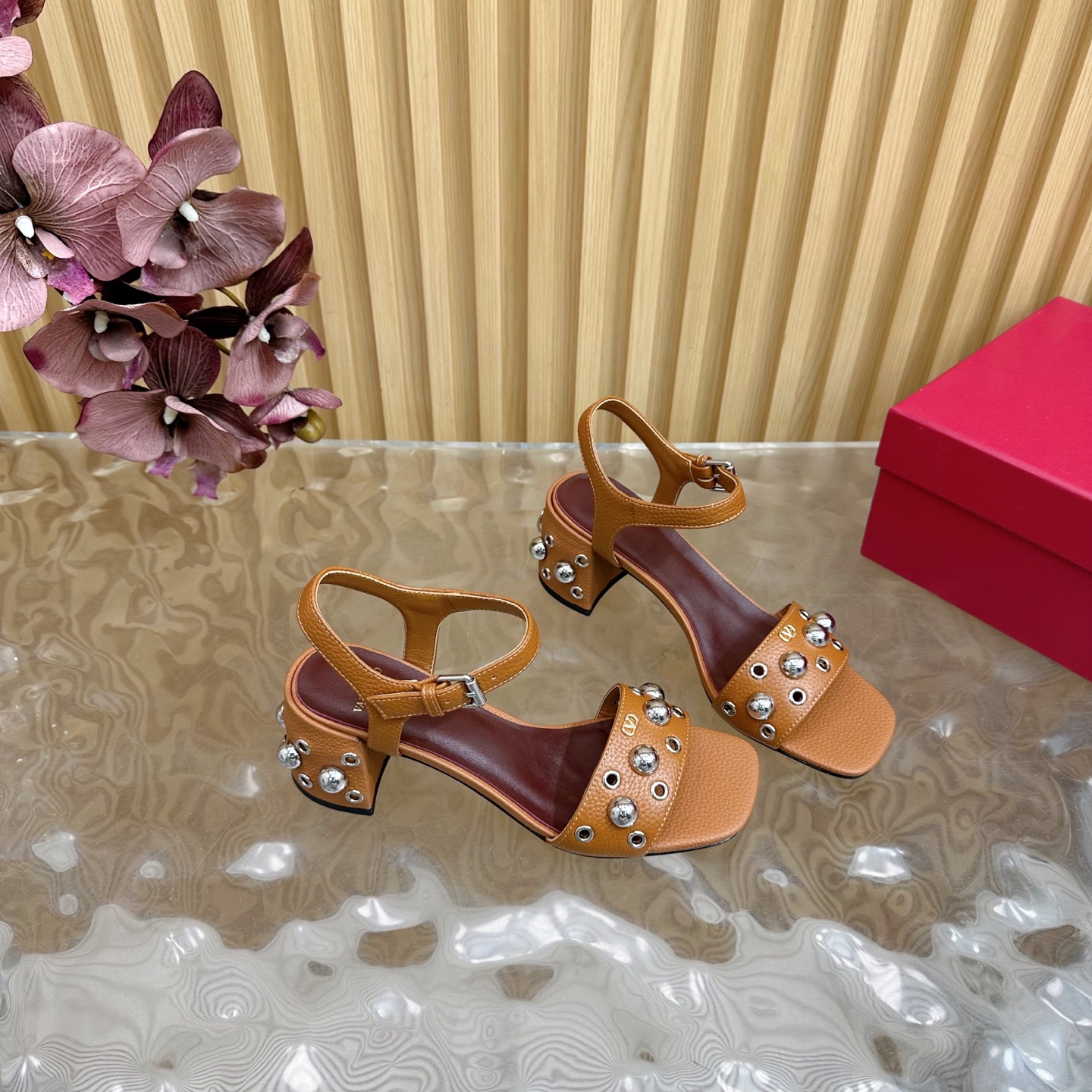 2025走秀款💎高版本⚠️Valentino 铆钉钢珠点缀 粗跟罗马凉鞋 绝美的质感⚠️ 非常好搭配，任何季节可穿💜
———————————💰320
华伦天奴此系列演绎全新时尚魅力 延续超高跟设计，深得海外知名博主青睐 千万粉丝博主倾情演绎，畅销海内外 国内已经断货，顶级版本 糖果色配色，每个颜色都是绝美 
鞋面：原版荔枝纹牛皮/羊京
内里：进口羊皮 
鞋底：真皮大底 
跟高：6.5cm
包装：全套原版包装 
码数：35一42码（40.41.42不退不换）
