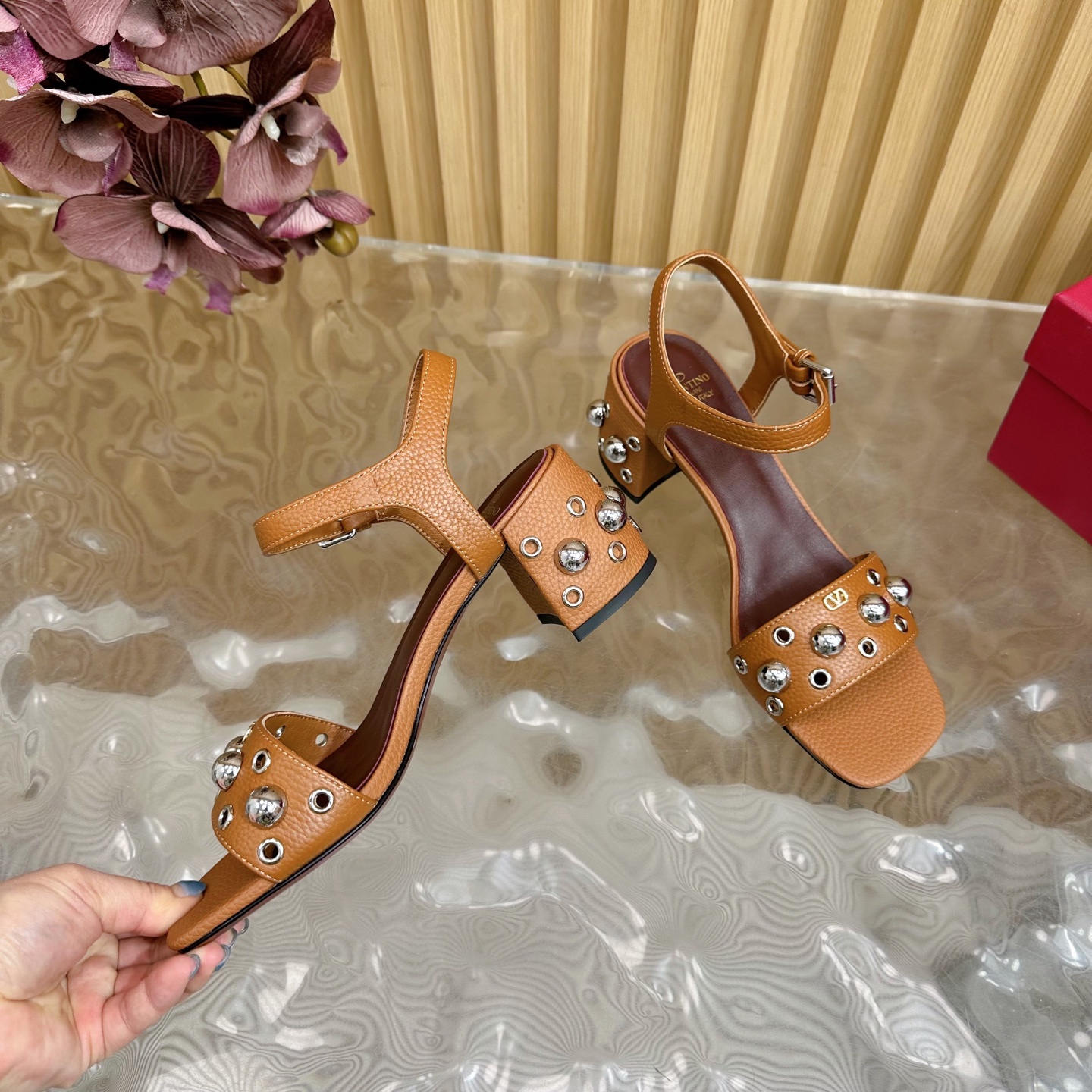 2025走秀款💎高版本⚠️Valentino 铆钉钢珠点缀 粗跟罗马凉鞋 绝美的质感⚠️ 非常好搭配，任何季节可穿💜
———————————💰320
华伦天奴此系列演绎全新时尚魅力 延续超高跟设计，深得海外知名博主青睐 千万粉丝博主倾情演绎，畅销海内外 国内已经断货，顶级版本 糖果色配色，每个颜色都是绝美 
鞋面：原版荔枝纹牛皮/羊京
内里：进口羊皮 
鞋底：真皮大底 
跟高：6.5cm
包装：全套原版包装 
码数：35一42码（40.41.42不退不换）
