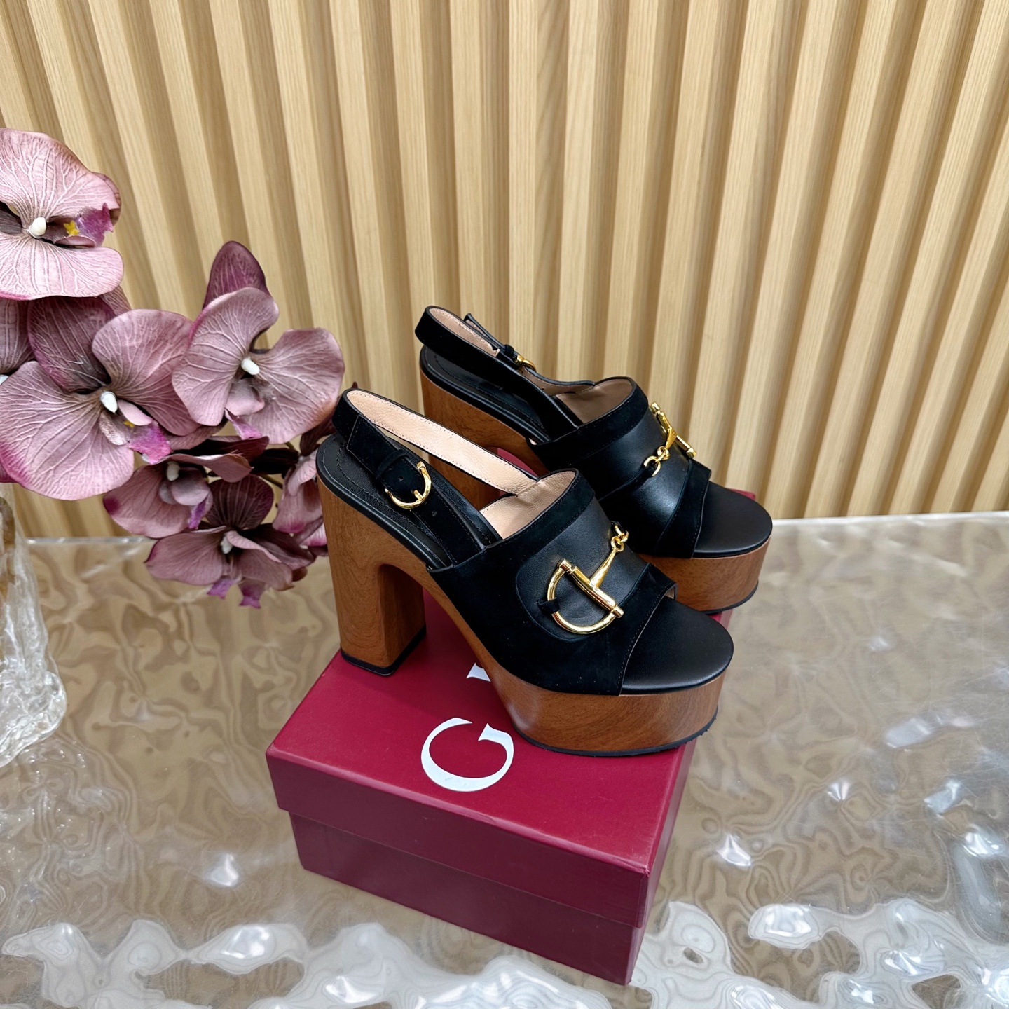 NO:403242,2025 is so beautiful that it can't be moved away. The 2025 counter synchronizes the new spring and summer style Gucci 25S spring and summer new wooden bottom water table thick sole sandal high heels ——————————————— G home reflects the sense of high-end, always convinces the capital. It looks quite simple style, but it is inexplicably high-end on the feet. It is very sexy, allowing you to easily match it. The upper uses imported Yangjing rhinestone buckle, and the inner lining uses imported sheepskin. Italian imported leather sole. Heel high water table 5cm, heel height 13cm Size35-39 (customized by 40/41/42), high heel sandals, gucci, gucci, sandals, high heels, sheepskin, sheep198609092025开春 美得挪不开眼 2025专柜同步春夏新款Gucci 25S春夏新品木底水台厚底 凉鞋高跟 ———————————— G家在体现高级感这块 总让人大写的服气 看起来蛮简单的款式 但上脚就莫名很高阶 非常性感 让你轻松搭配尽显各种风格 鞋面采用进口羊京水钻扣马衔扣 内里采用进口羊皮 意大利进口真皮底 跟高水台5cm,跟高13cm Size35-39（40/41/42定制）,高跟鞋凉鞋,gucci,gucci,sandals,high heels,sheepskin,sheep,Women's Shoes