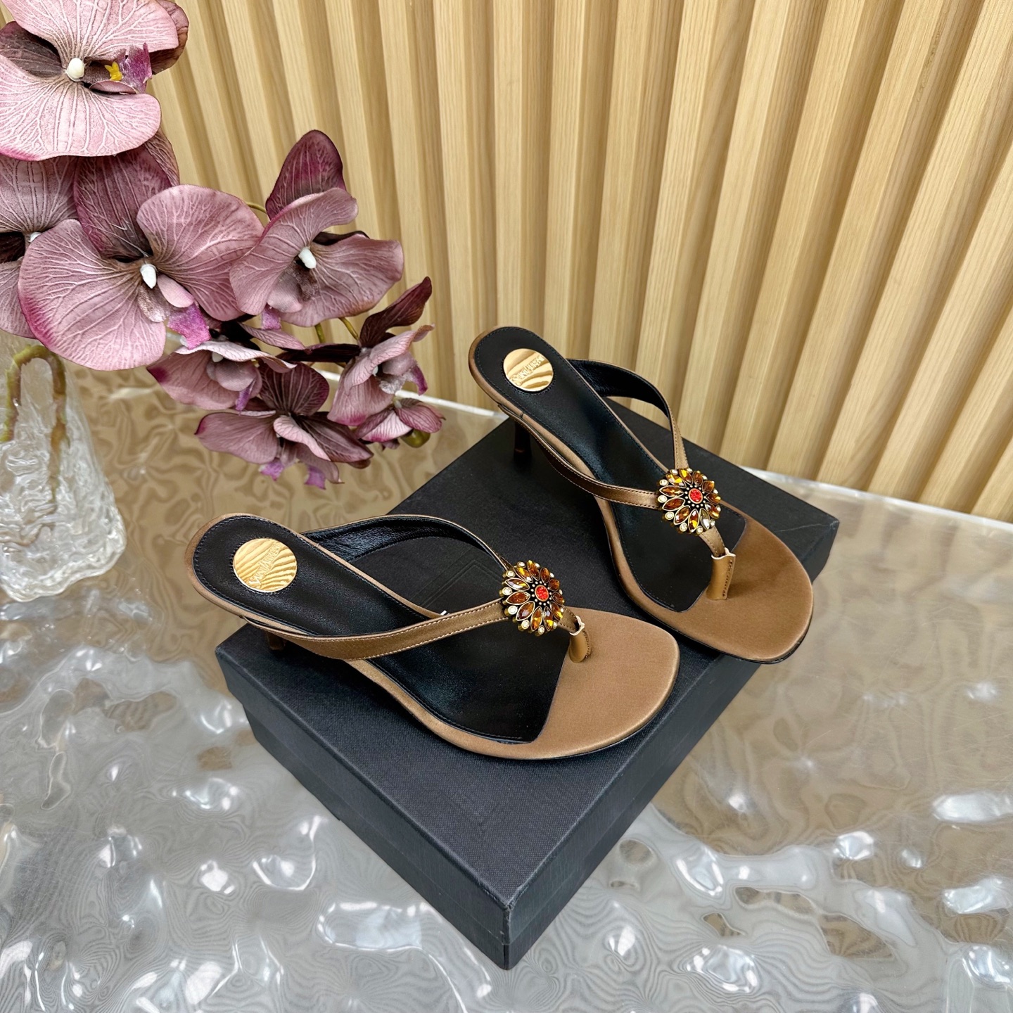 NO:403560,Top quality 2025 early spring new YSL Saint Laurent / Saint Laurent wedge silk cross-belt sandals —————————————————————————————————————————————————————————————————————————————————————————————————————————————————————————————————————————————————————————————————————————————————————————————————————————————————————————————————————————————————————————————————————————————————————————————————————————————————————————————————————————————————————————————————————————————————————————————————————————————————————————————————————————————————————————————————————————————————————————————19860909顶级品质 2025早春新款YSL Saint Laurent / 圣罗兰坡跟真丝交叉带 凉鞋 ———————————— YSL姐姐的美丽尤物高跟鞋 又是人间圣罗兰 Rose同款的小方头 高跟鞋化很好修饰脚型,奢华金属链 这几年SLP是在高跟鞋越来越懂女人了摒奔了防水台款的尴尬设计印象ysl绝美坡跟鱼嘴 鞋面真丝 鞋底真皮大底 跟高约8cm 码数35-41（40、41、定制不退不换）,分趾鞋高跟鞋,loro piana,saint laurent,saint laurent,saint laurent,sandals,high heels,real silk,Leather soles,Women's Shoes