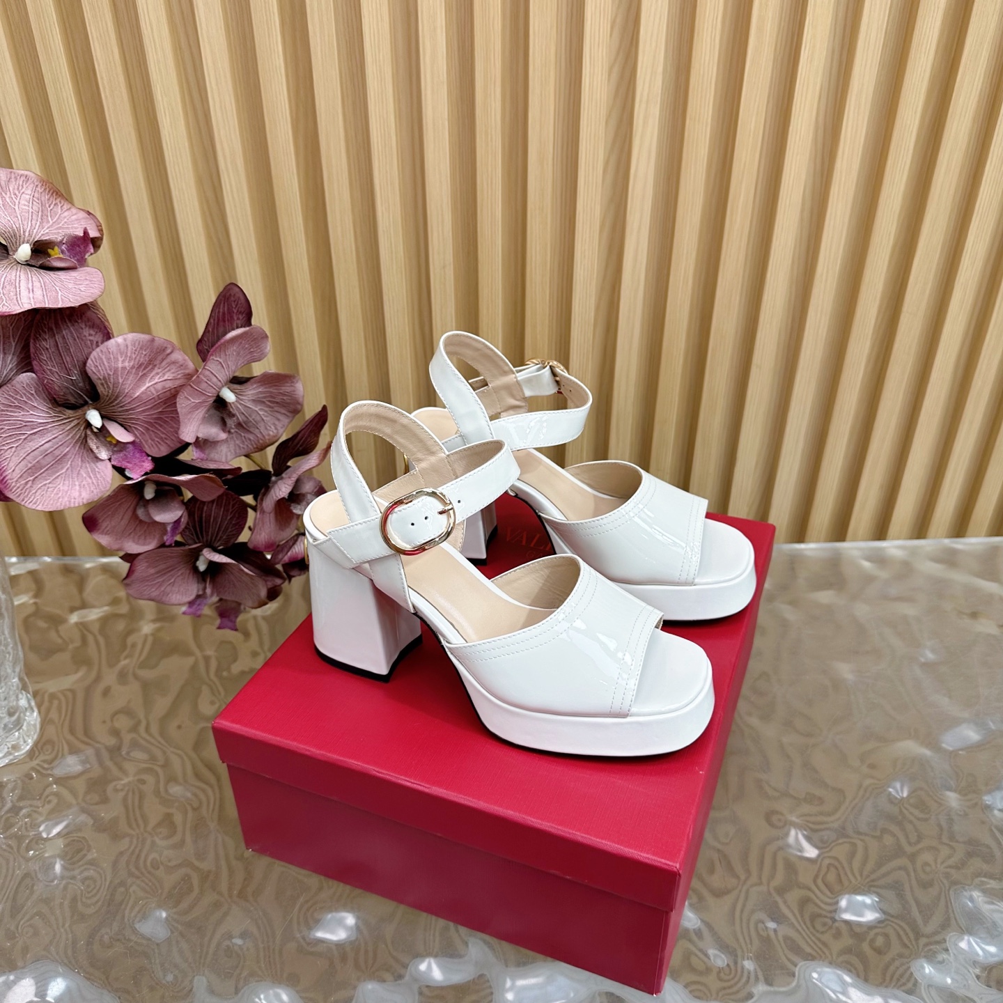 NO:403555,2025 high-version Valentino Paris fashion show launches the latest Valentino Hentian High Waterproof Platform Sandals ————————————————— Valentino This series interprets a new fashion charm, continues the super high-heel design, and is favored by well-known overseas bloggers. Tens of millions of fans and bloggers are passionately interpreted and sold well at home and abroad. It has been out of stock in China, top version. Candy color matching, each color is beautiful. The upper top layer of cow patent leather/Yangjing/Cowhide imported sheepskin sole leather outsole water platform 2cm heel height 9cm package full set of original packaging. Size 35-42 sizes (40.41.42 no return or replacement), high heels sandals, valentino, valentino, sandals, high heels, cowhide, sheepskin, sheep, Leather soles198609092025 高版本Valentino 巴黎时装秀场款推出最新款华伦天奴恨天高防水台凉鞋 —————————————— 华伦天奴此系列演绎全新时尚魅力 延续超高跟设计,深得海外知名博主青睐 千万粉丝博主倾情演绎,畅销海内外 国内已经断货,顶级版本 糖果色配色,每个颜色都是绝美 鞋面头层牛漆皮/羊京/牛皮 内里进口羊皮 鞋底真皮大底 水台2cm 跟高9cm 包装全套原版包装 码数35一42码（40.41.42不退不换）,高跟鞋凉鞋,valentino,valentino,sandals,high heels,cowhide,sheepskin,sheep,Leather soles,Women's Shoes