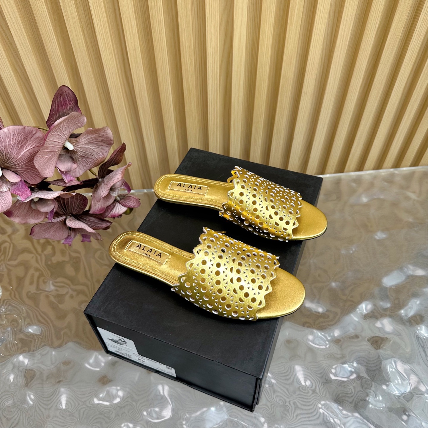 NO:405986,ALAIA, alaia, alaia, a brand founded in 1979, has always been selling fashionable women's shoes, cowhide, inner sheepskin, original leather sole, size 35-42 (customized for 40.41.42) Packaging Alaia, original packaging, slippers, alaia, slippers, cowhide, sheepskin, Leather soles19860909专柜新款走秀款ALAIA｜法国高端一线高定品牌 镂空拖鞋 半拖超仙女 ————————————（跑量价） AzzedineAlaia:时尚界最后的手艺人 只忠于展现女性身体曲线的裁剪之王 始创于1979年的品牌Alaia 一直主售时装感十足的型格女鞋 鞋面牛皮 内里羊皮 鞋底原版真皮大底 码数35-42（40.41.42定制） 包装Alaia原版包装,拖鞋,alaia,slippers,cowhide,sheepskin,Leather soles,Women's Shoes