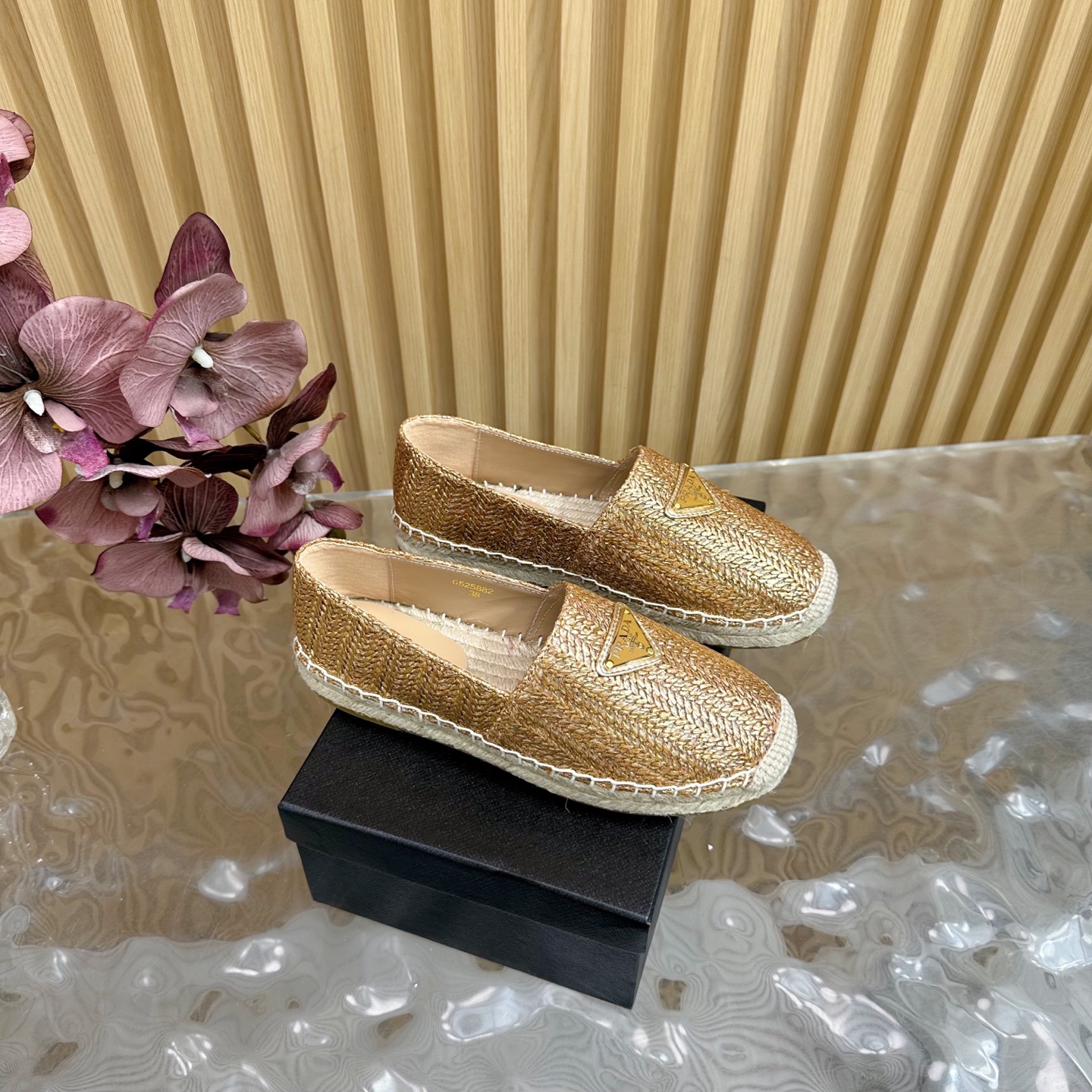 NO:405981,PRADA New early spring style Fish Mouth Strawed Fisherman's Shoes -——————————————————————————————————————————————————————————————————————————————————————————————————————————————————————————————————————————————————————————————————————————————————————————————————————————————————————————————————————————————————————————————————————————————————————————————————————————————————————————————————————————————————————————————————————————————————————————————————————————————————————————————————————————————————————————————————————————————————————————————————————————19860909PRADA 普拉达 年早春新款 鱼嘴 草编渔夫鞋单鞋 ————————————— 这款草编鞋配有草编内底.经柔软的羊皮面料,材质重释的版型饰以刺绣刻字徽标,呈现传统与现代格调的上佳融合.混搭理念渗透于Prada所呈现的元素中,并通过材质、廓形和功能之间非同寻常的趣味组合,诠释出充满创意的设计. 面料编织拉菲草刺绣 码数36–41（40、41定制） 大底渔夫大底 跟高1.5cm,渔夫鞋,prada,prada,espadrilles,espadrilles,sheepskin,Women's Shoes