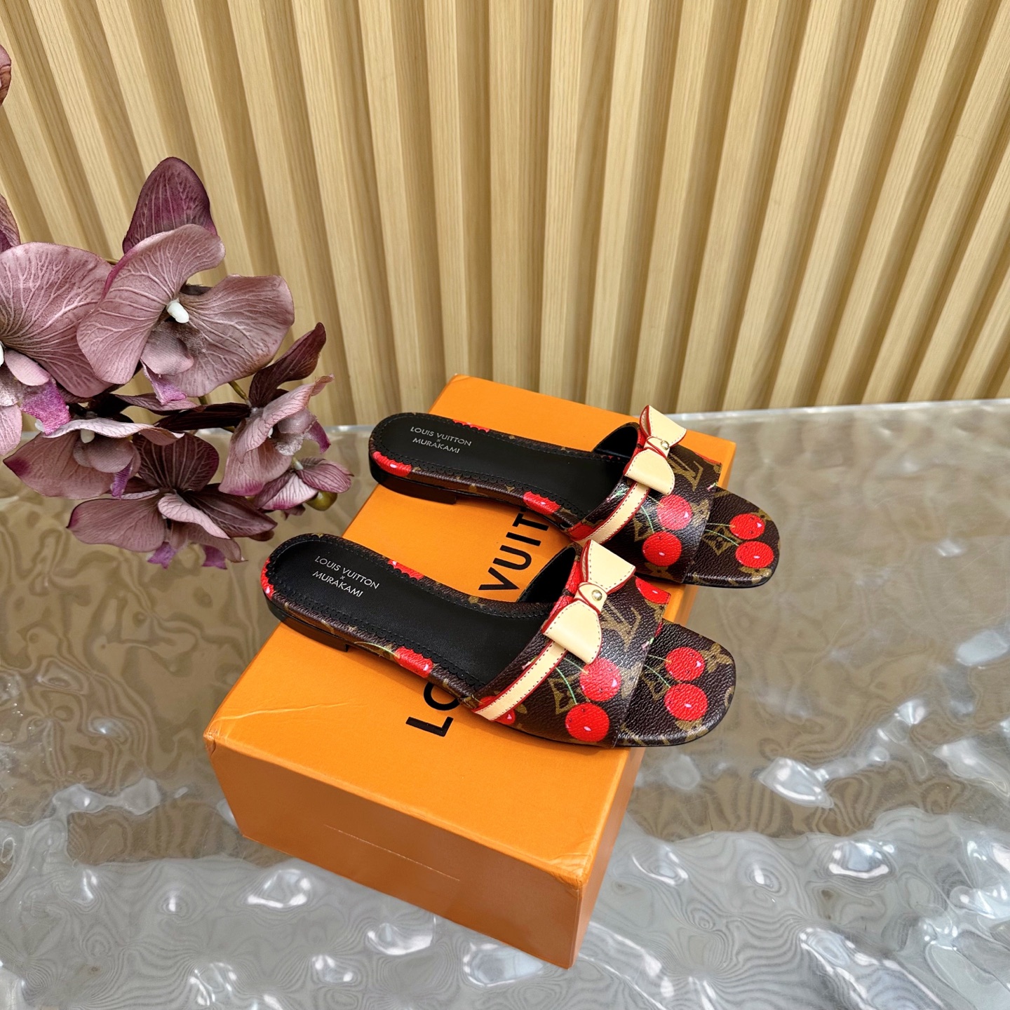 NO:405962,LV | Louis Vuitton 25 2025 Early Spring New Product Top Version Counter Features Latest Slippers/Cat Heels Slippers New in Hard Products ———————————————————————————————————————————— The upper is original custom-made old-fashioned cloth, imported goatskin, outsole original Italian leather outsole, heels, high flat soles, shoe size: 35-42 (40, 41, 42 custom-made, no return or exchange), high heels slippers, louis vuitton, louis vuitton, high heels, slippers, sheepskin, Leather soles19860909LV | 路易威登 25 2025 早春新品 顶级版本专柜主打最新款 拖鞋/猫跟拖鞋 硬货上新 ———————————— 鞋面原版定制老花布 内里进口山羊皮里 大底原版意大利真皮大底 跟高平底 鞋码: 35-42（40、41、42定制不退换）,高跟鞋拖鞋,louis vuitton,louis vuitton,high heels,slippers,sheepskin,Leather soles,Women's Shoes