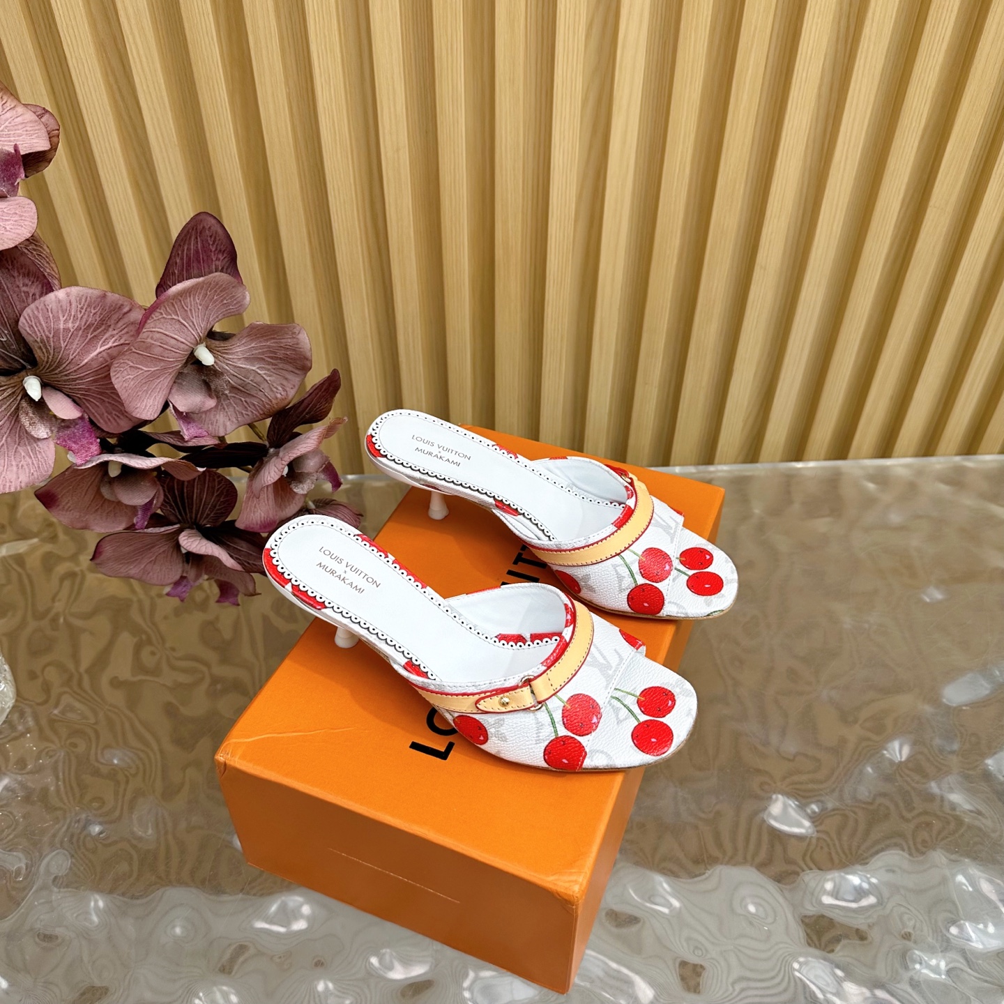 NO:405966,LV | Louis Vuitton 25 2025 Early Spring New Product Top Version Counter Features Latest Slippers/Cat Heels Slippers New in Hard Products ———————————————————————————————————————————— The upper is original custom-made old-fashioned cloth, imported goatskin, outsole original Italian leather outsole, heel height 4.5cm Shoe size: 35-42 (40, 41, 42 custom-made, no return or exchange), high heels slippers, louis vuitton, louis vuitton, high heels, slippers, sheepskin, Leather soles19860909LV | 路易威登 25 2025 早春新品 顶级版本专柜主打最新款 拖鞋/猫跟拖鞋 硬货上新 ———————————— 鞋面原版定制老花布 内里进口山羊皮里 大底原版意大利真皮大底 跟高4.5cm 鞋码: 35-42（40、41、42定制不退换）,高跟鞋拖鞋,louis vuitton,louis vuitton,high heels,slippers,sheepskin,Leather soles,Women's Shoes