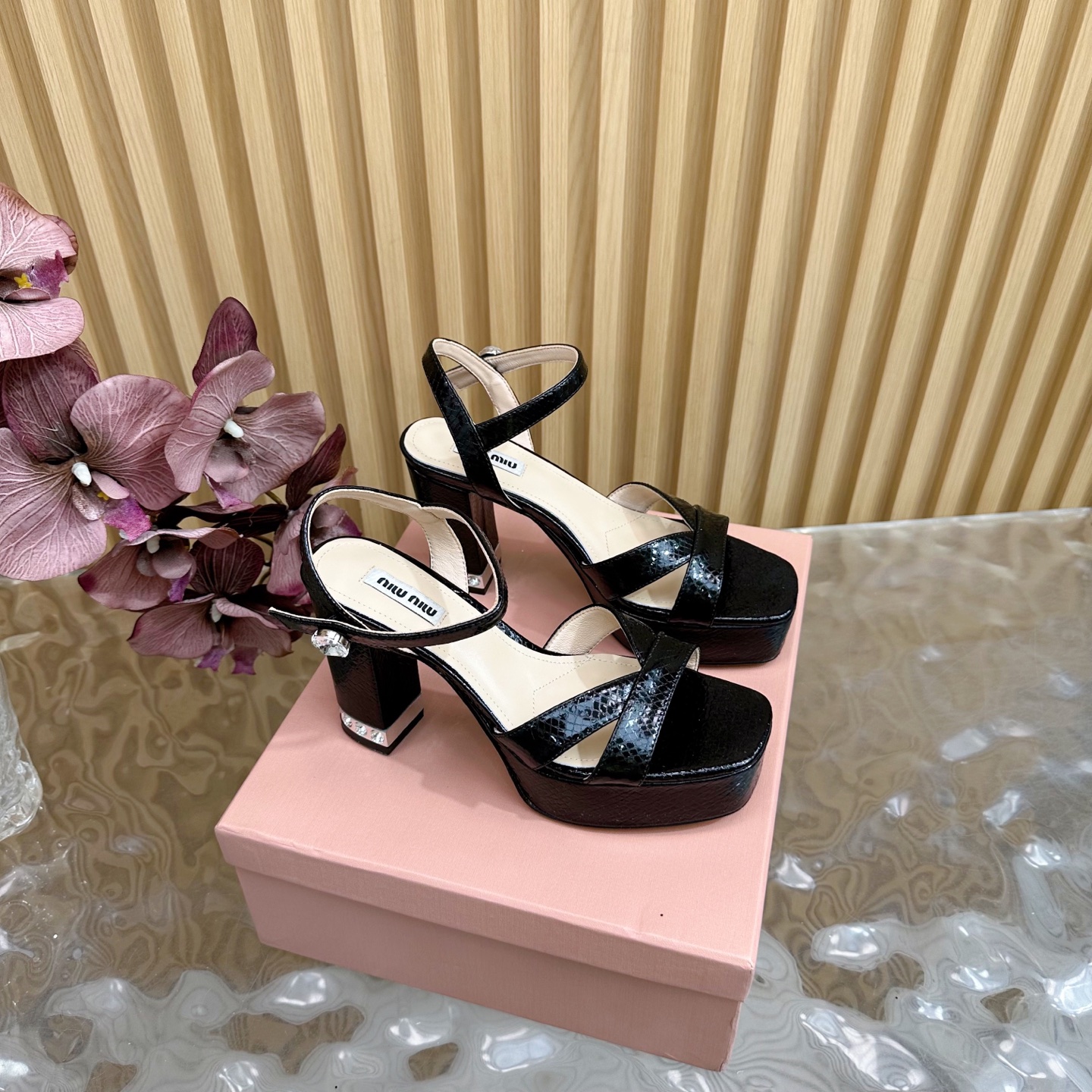 NO:405954,Miumiu 25s spring and summer waterproof platform. The heel of thick heel sandals is so beautiful. ———————————————————————————————————————————————— The distinctive design style and unique beauty. The unrestrained modern attitude is strongly demonstrated. The creation is beautiful and smooth appearance, and the foot is comfortable and fashionable. The upper is made of imported cowhide/sequins. The tiptoe is all sheepskin. Italian imported cowhide. The water platform is 3.2cm. Heel height is 10cm. zesi35-39 (40/41/42), high heels, miumiu, sandals, high heels, cowhide, sheepskin19860909miumiu 缪缪25s春夏新品防水台 粗跟凉鞋鞋跟镶满闪闪水滴钻太美了 —————————————— 鲜明的设计风格和独特的美感 极强的彰显着个性不羁的摩登态度 创作即外观线条优美流畅 又上脚舒适时髦精必入款. 鞋面采用进口牛皮/亮片 内里踮脚均为羊皮 意大利进口牛皮大底 水台3.2cm 跟高10cm zesi35-39（40/41/42）,高跟鞋凉鞋,miumiu,sandals,high heels,cowhide,sheepskin,Women's Shoes