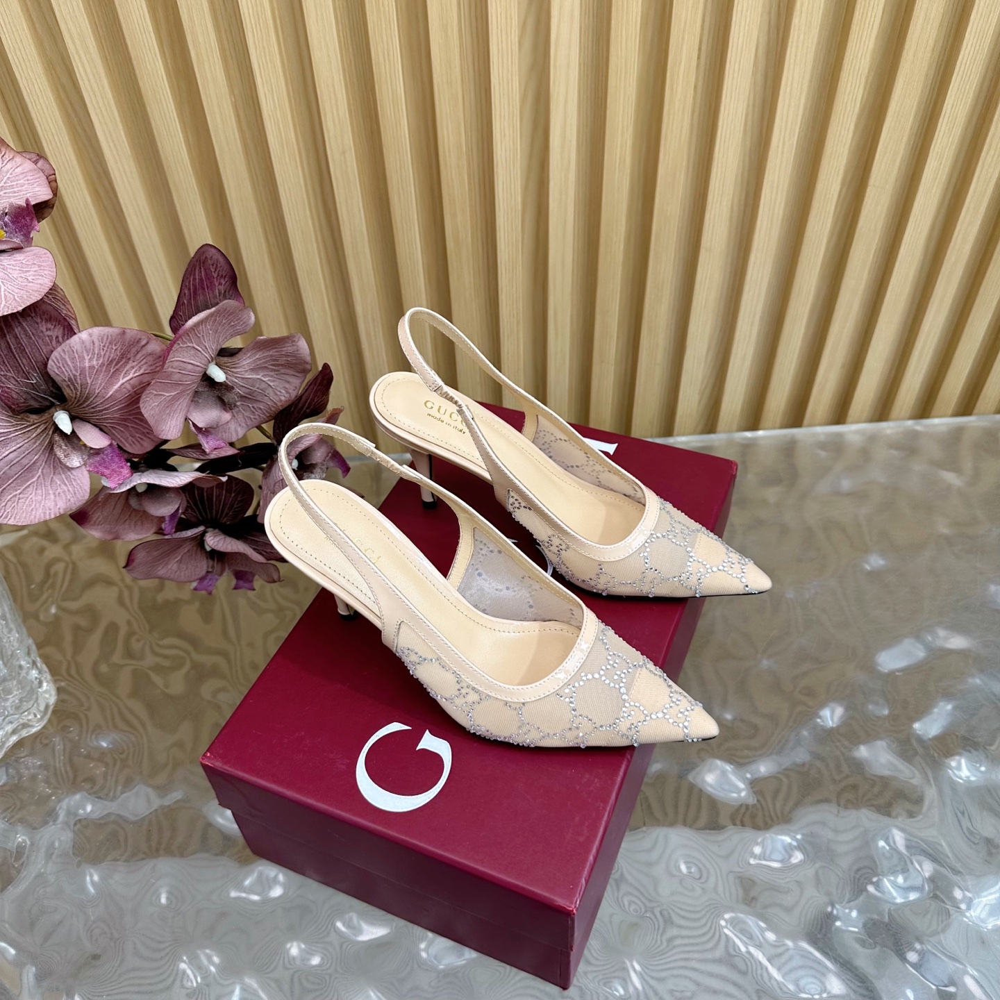 NO:405944,2025 Early Spring GUCCI Horse Bed Cat Heel Pointed Toe Light Mouth Sandals Mesh Hot Diamonds ———————————— As an outstanding representative of Gucci design inheritance, Jordaan series horse bite loafers vividly demonstrate classic elegance. This shoe uses the brand's iconic letter pattern canvas, creating a timeless classic. The shoe is soft and the silhouette is exquisite and smooth, showing the elegance of everyday style. The upper imported mesh hot diamonds, inner/foot-pad high-end lambskin sole, top Italian genuine leather sole, heel height 8.5cm, code 35-42 (41/40/42 custom-made, non-refundable) Packaging original full set of green packaging, sandals, gucci, loafers, sandals, sheepskin198609092025早春GUCCI马衔扣猫跟尖头浅口凉鞋网纱烫钻 ————————— 作为Gucci设计传承的杰出代表,Jordaan系列饰马衔扣乐福鞋生动彰显经典优雅格调.这款鞋履采用品牌标志性字母图案帆布,成就隽永经典.这款鞋履材质柔软,廓形精致流畅,彰显日常优雅风范 鞋面进口网纱烫钻 内里/垫脚高档小羊皮 鞋底意大利顶级真皮底 跟高8.5cm 配码35-42（41/40/42定做不退换） 包装原版全套绿色包装,凉鞋,gucci,loafers,sandals,sheepskin,Women's Shoes