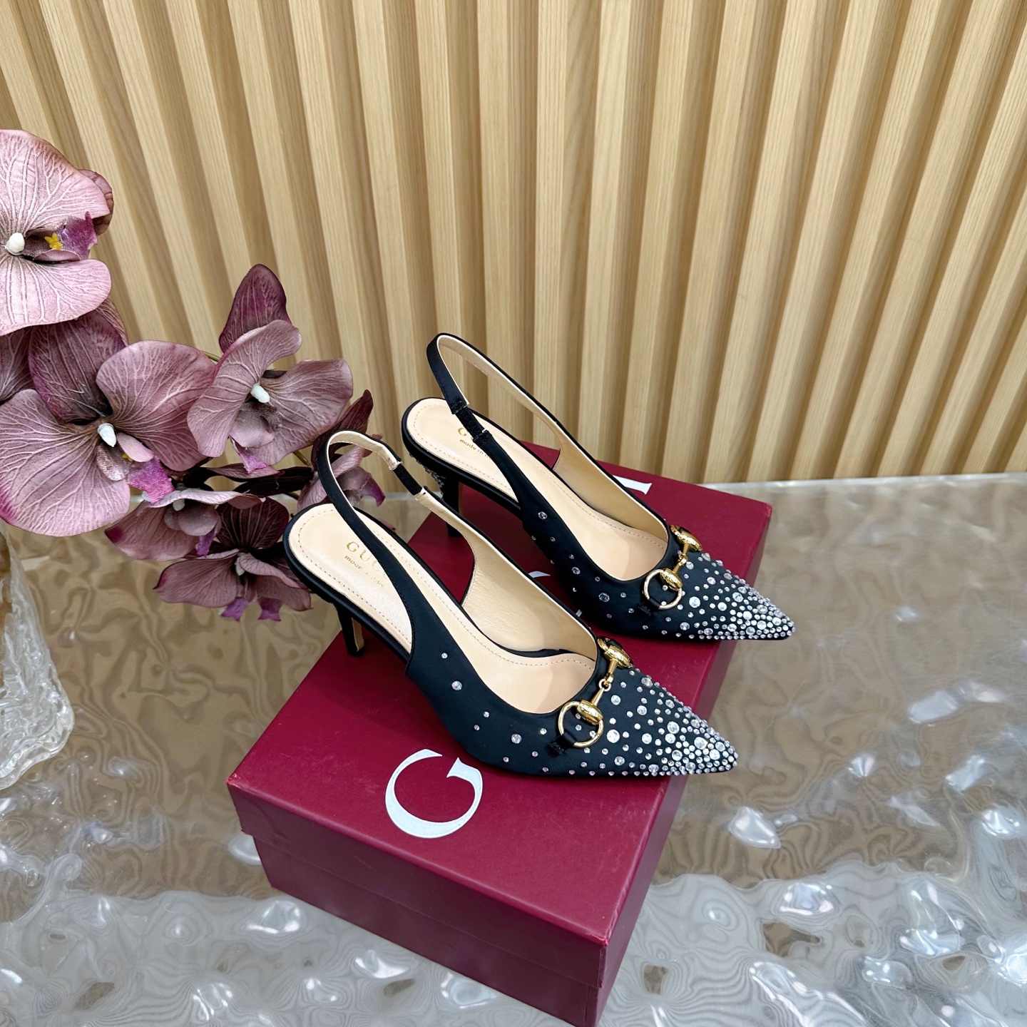 NO:405947,2025 Early Spring GUCCI Horse Bed Cat Heel Pointed Toe Light Mouth Sandals Mesh Hot Diamonds ———————————— As an outstanding representative of Gucci design inheritance, Jordaan series horse bite loafers vividly demonstrate classic elegance. This shoe uses the brand's iconic letter pattern canvas, creating a timeless classic. The shoe is soft and the silhouette is exquisite and smooth, showing the elegance of everyday style. The upper is imported silk iron diamond, inner/foot-pad high-end lambskin, sole, top Italian leather sole, heel height 8.5cm, code 35-42 (41/40/42 custom-made, non-refundable) Packaging original full set of green packaging, sandals, gucci, loafers, sandals, sheepskin, real silk198609092025早春GUCCI马衔扣猫跟尖头浅口凉鞋网纱烫钻 ————————— 作为Gucci设计传承的杰出代表,Jordaan系列饰马衔扣乐福鞋生动彰显经典优雅格调.这款鞋履采用品牌标志性字母图案帆布,成就隽永经典.这款鞋履材质柔软,廓形精致流畅,彰显日常优雅风范 鞋面进口真丝烫钻 内里/垫脚高档小羊皮 鞋底意大利顶级真皮底 跟高8.5cm 配码35-42（41/40/42定做不退换） 包装原版全套绿色包装,凉鞋,gucci,loafers,sandals,sheepskin,real silk,Women's Shoes